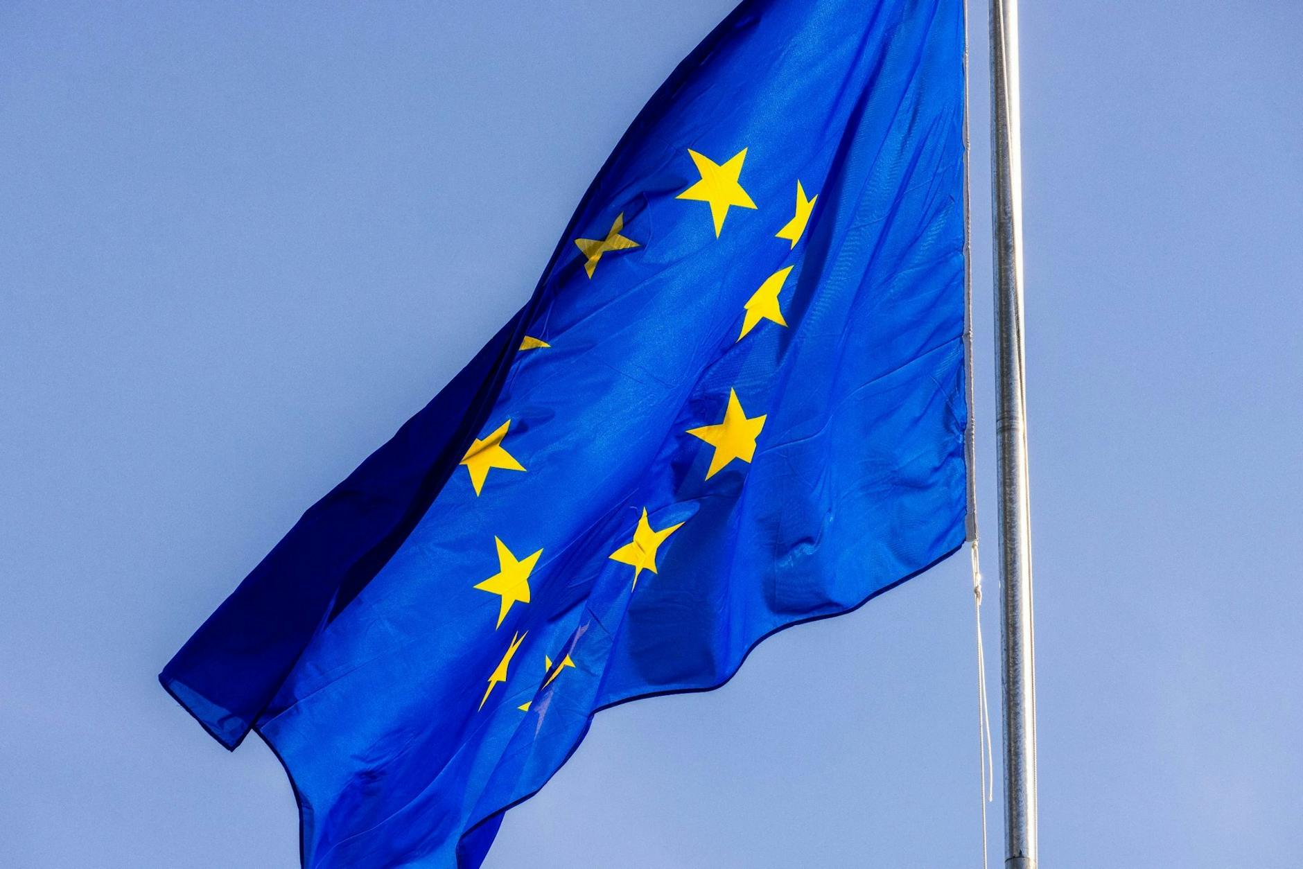 ARCHIV - Die Flagge der Europäischen Union weht im Wind.
