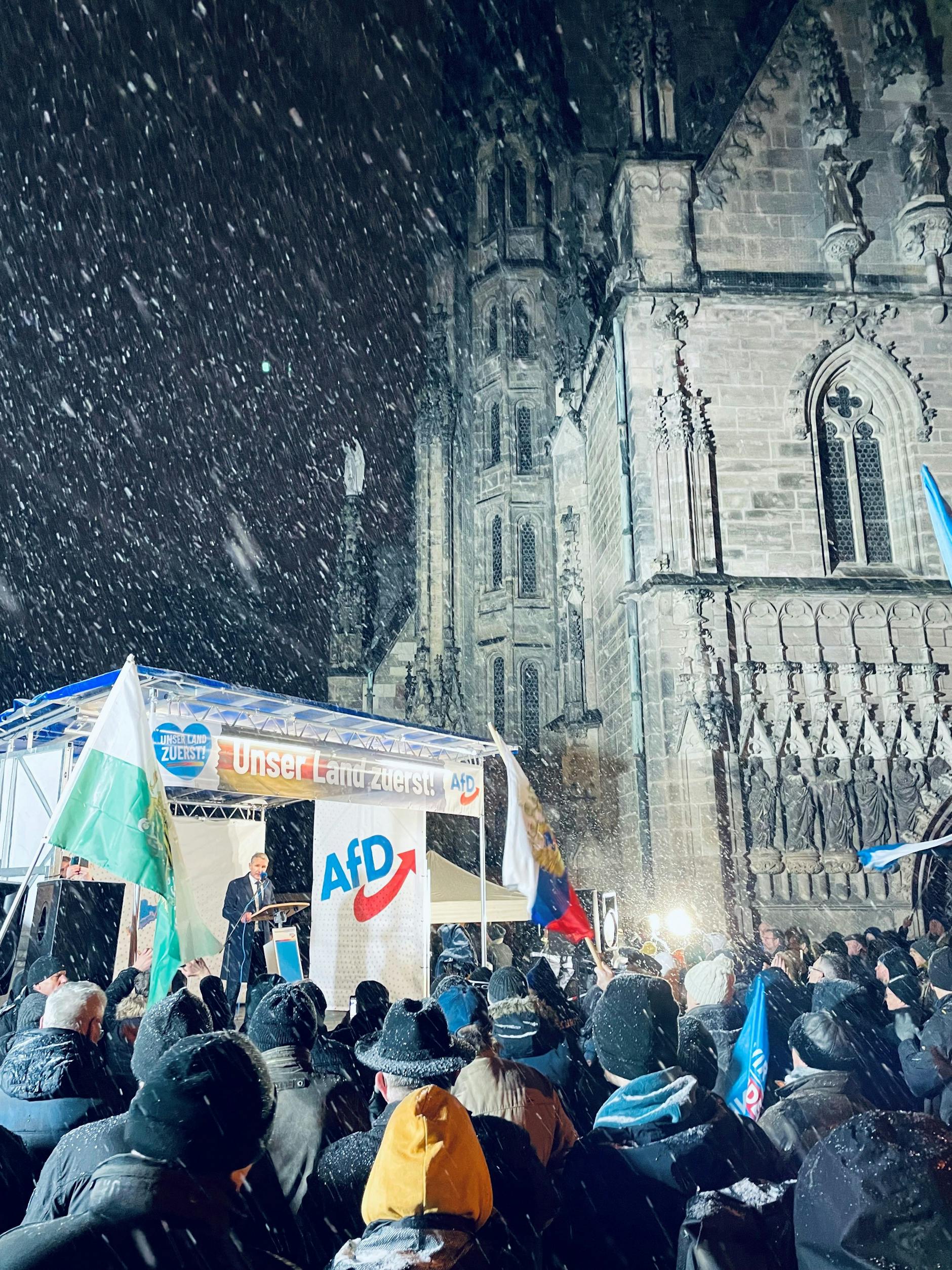 Gekommen, um zu hetzen: Björn Höcke vor dem Zwickauer Dom.