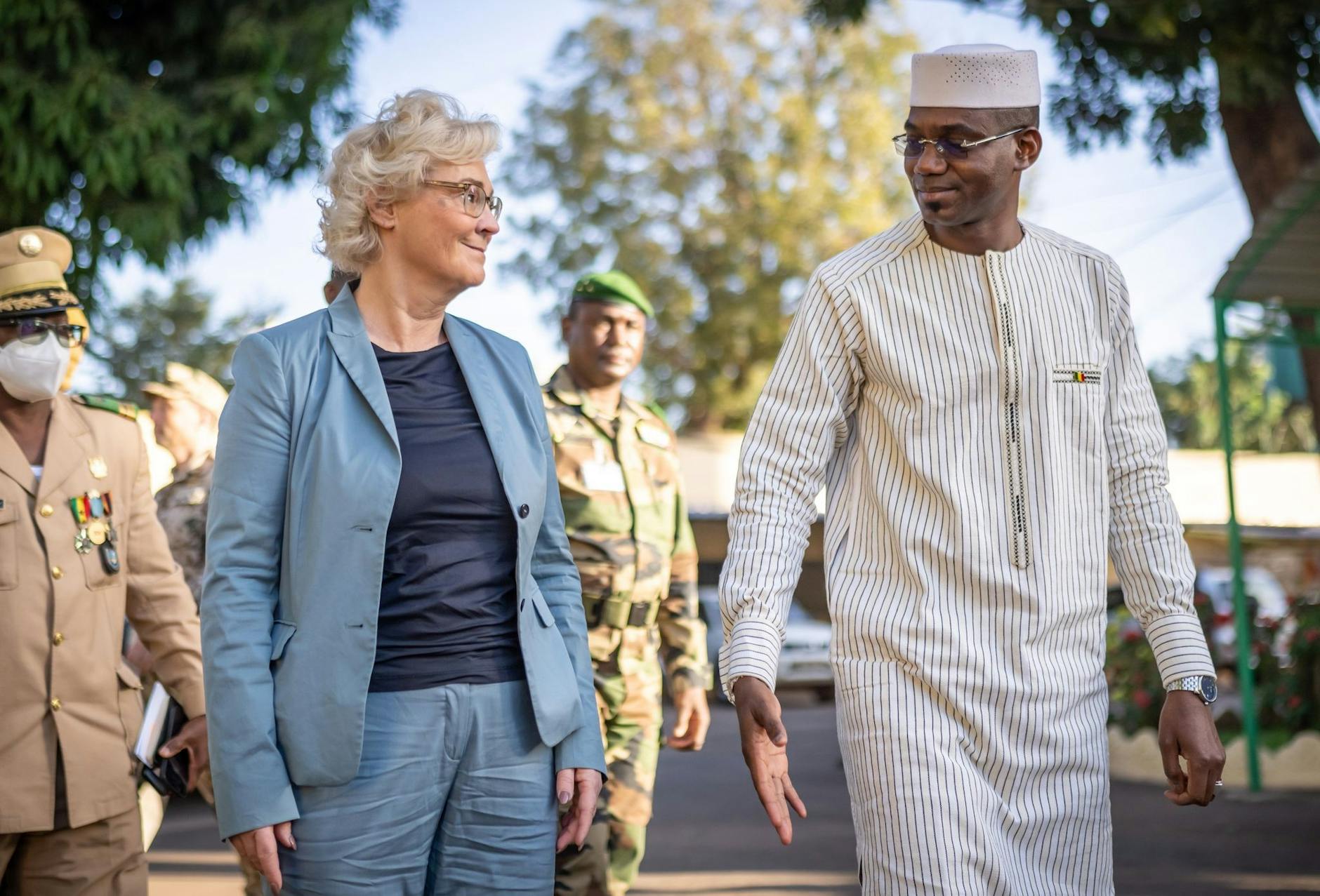 Bundesverteidigungsministerin Christine Lambrecht trifft in Bamako ihren malischen Amtskollegen Sadio Camara.