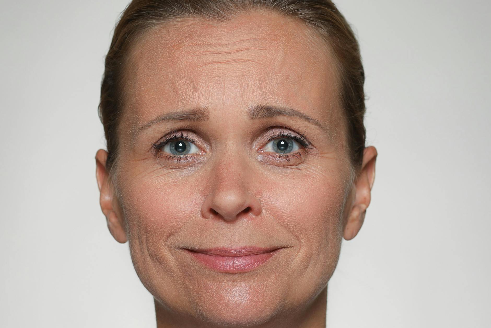 Ein gerührter Gesichtsausdruck ist eine Mischung aus Trauer und Freude.