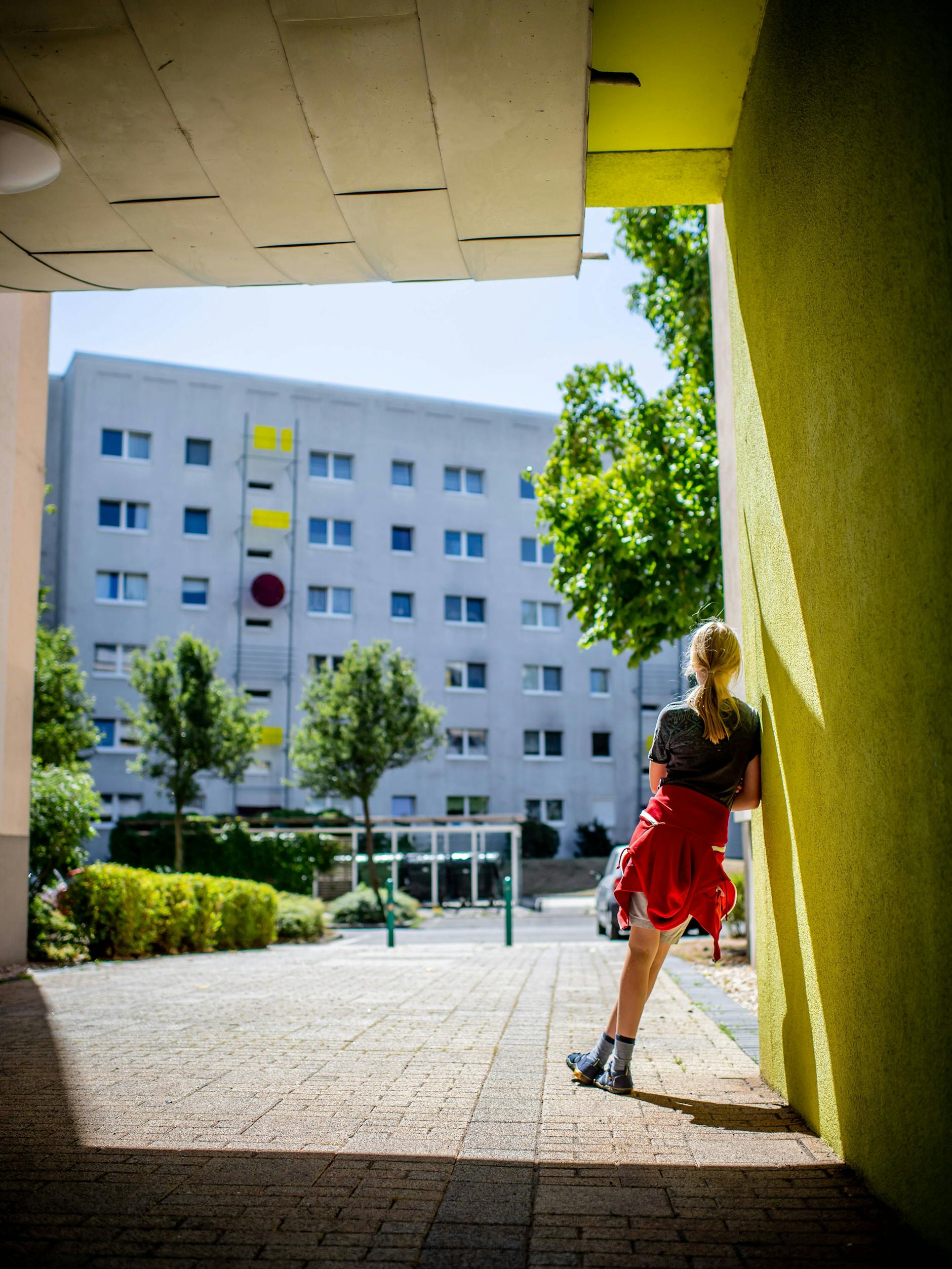 Jugendliche in einer Wohnsiedlung