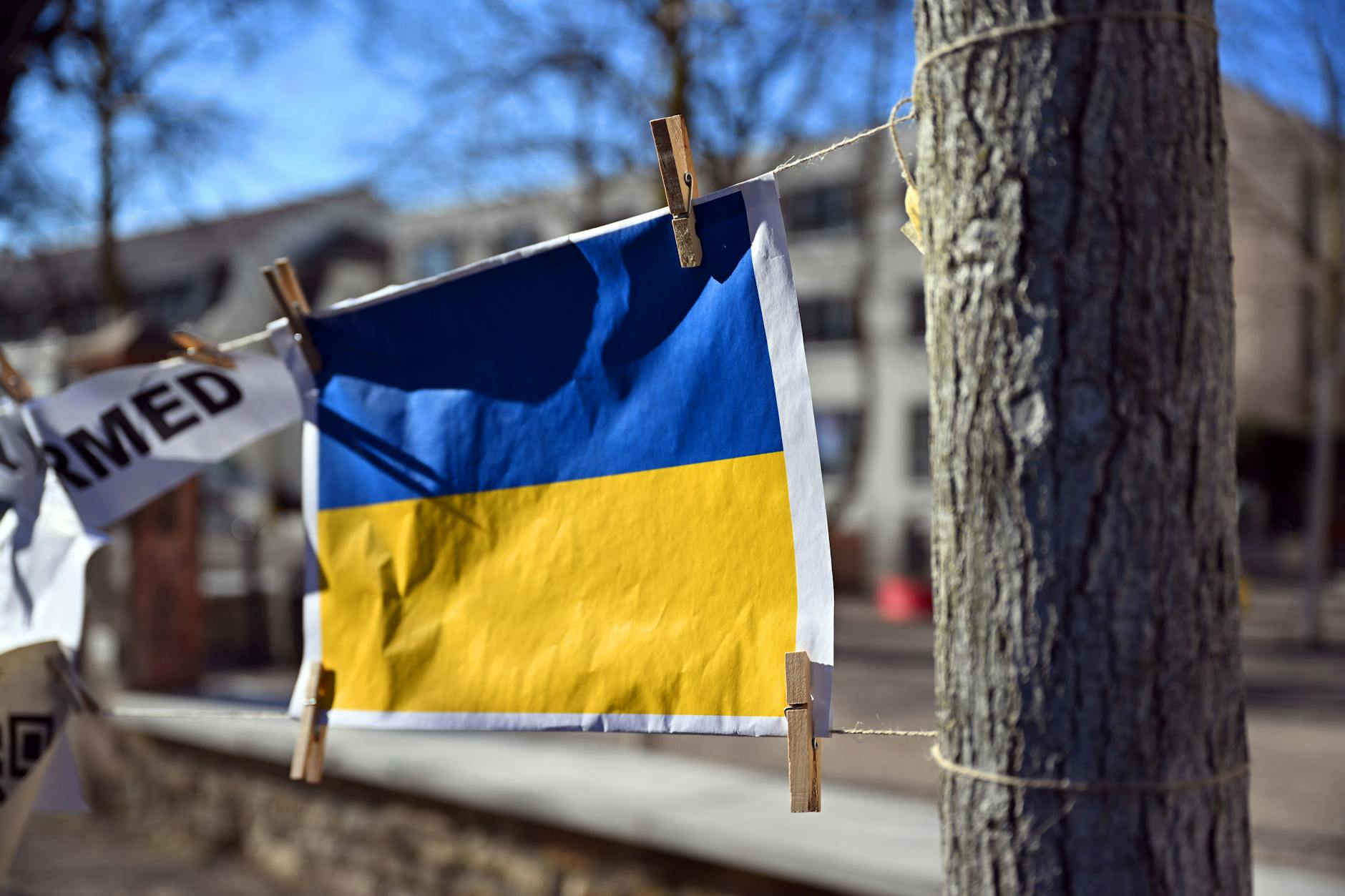 10.03.2022, Thüringen, Weimar: Eine kleine Fahne in den Farben der Ukraine hängt vor der Bauhaus-Universität Weimar. Was viele nicht wissen: Der Modernismus hat auch in der Ukraine seinen Platz.