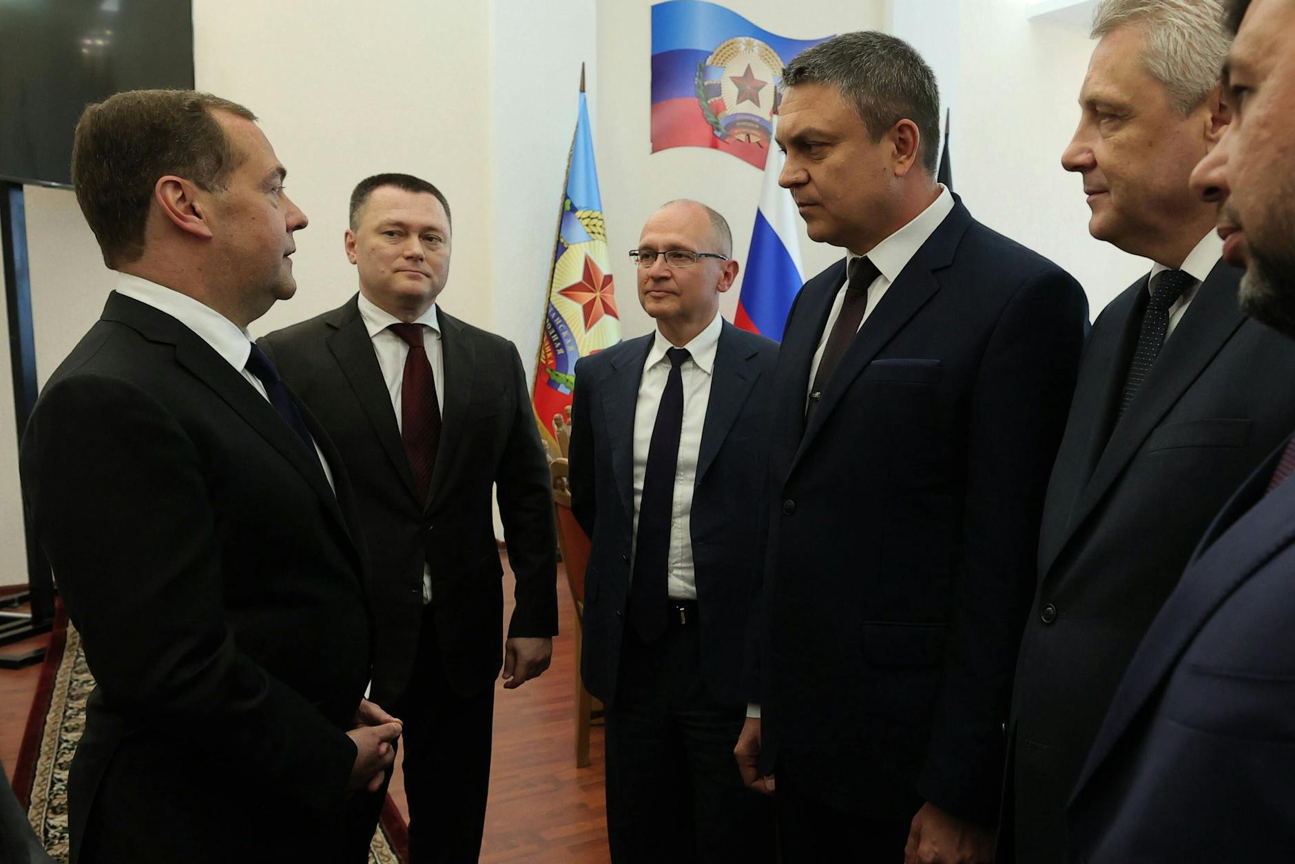 Der stellvertretende Vorsitzende des russischen Sicherheitsrates Dmitri Medwedew, der russische Generalstaatsanwalt Igor Krasnow, der erste stellvertretende Stabschef des russischen Präsidialamtes Sergej Kirijenko, der Führer der Lugansker Volksrepublik Leonid Pasechnik und der Chef des Hauptquartiers der Volksmiliz der Lugansker Volksrepublik Sergej Koslow (v.l.n.r.) vor einem Treffen zur Erörterung von Maßnahmen zur Gewährleistung der Sicherheit in der Lugansker Volksrepublik und der Donezker Volksrepublik.