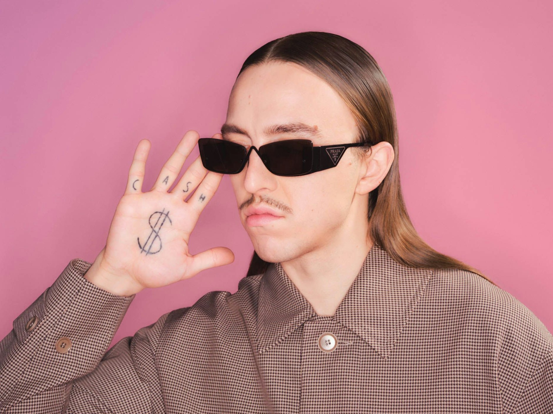 Cash Only: Der Multi-Künstler Tommy Cash verkörpert den Zeitgeist, seine Kunst funkioniert genreübergreifend. Auf dem Foto trägt er einen Mantel von Samsøe & Samsøe und eine Sonnenbrille von Prada.