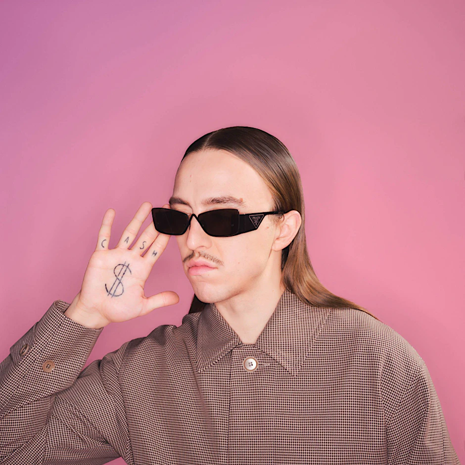 Cash Only: Der Multi-Künstler Tommy Cash verkörpert den Zeitgeist, seine Kunst funkioniert genreübergreifend. Auf dem Foto trägt er einen Mantel von Samsøe & Samsøe und eine Sonnenbrille von Prada.