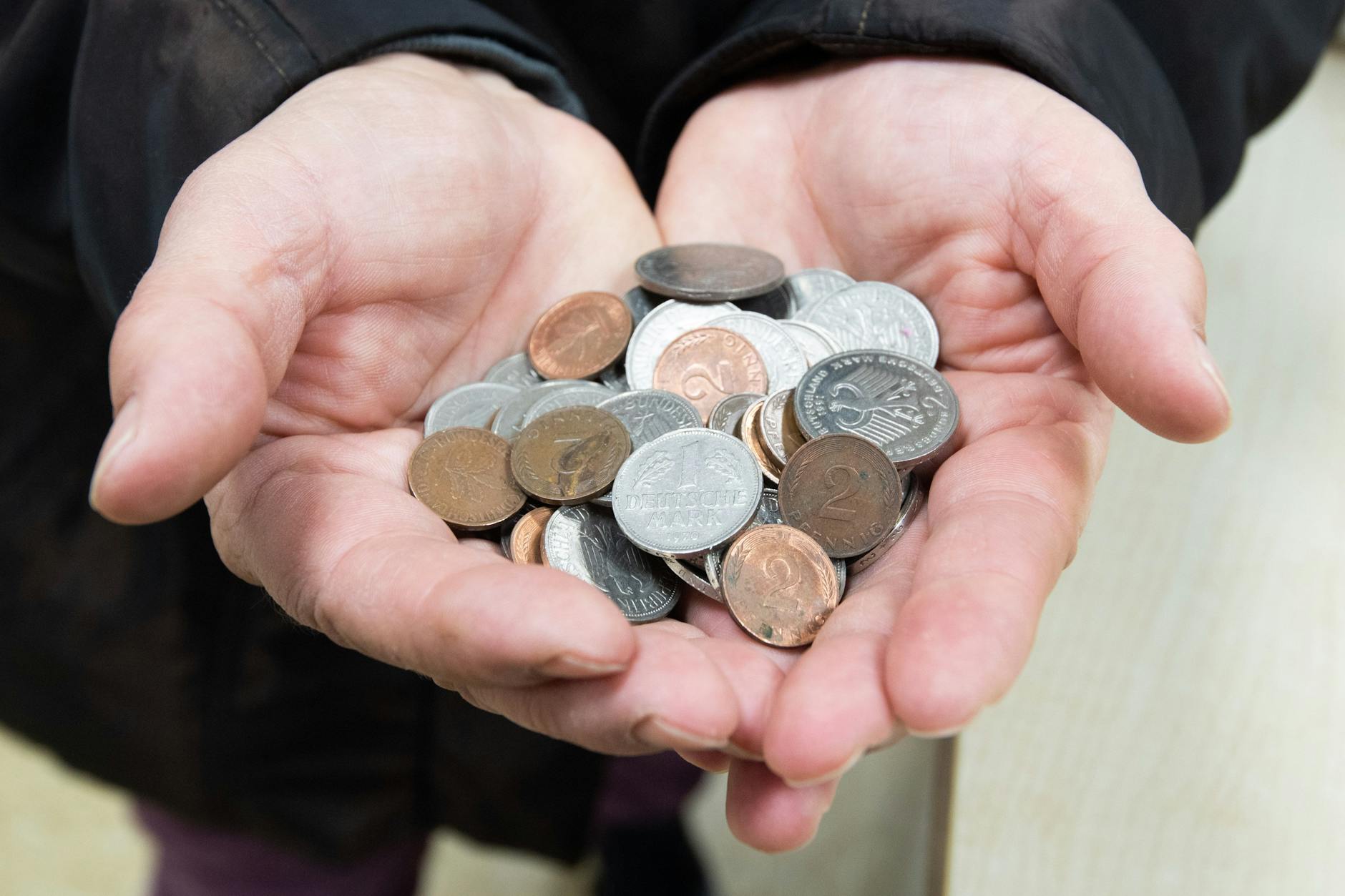 Deutsche Mark: Die alten Scheine und Münzen können anders als in vielen anderen Euroländern bei der Bundesbank unbefristet und gebührenfrei umgetauscht werden.