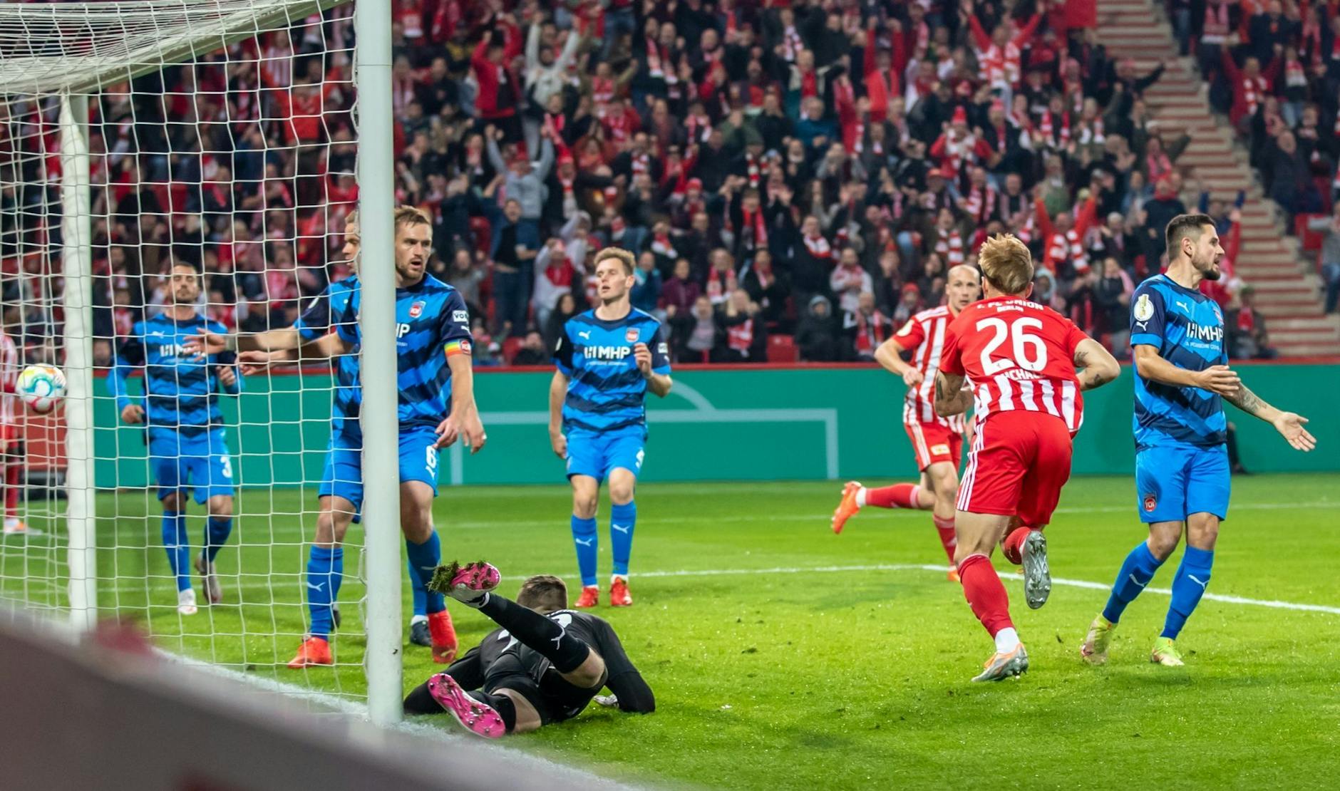 Berlins Tymoteusz Puchacz (2.v.r) trifft zum 1:0. - Nutzung nur nach schriftlicher Vereinbarung mit der dpa