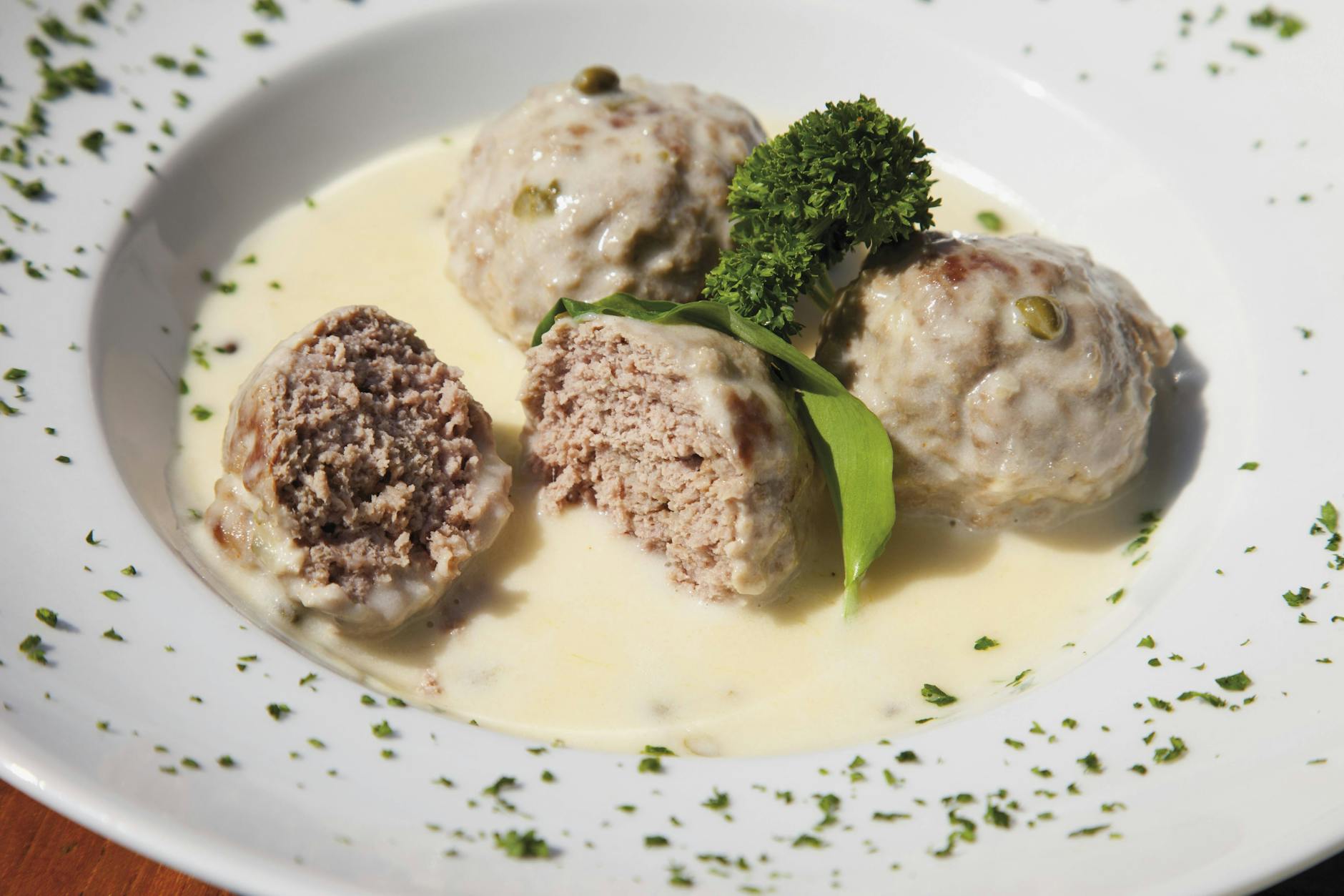 Kann es besser werden zu dieser Jahreszeit? Nicht, wenn es Königsberger Klops auf der Speisekarte des Schusterjungen stehen.