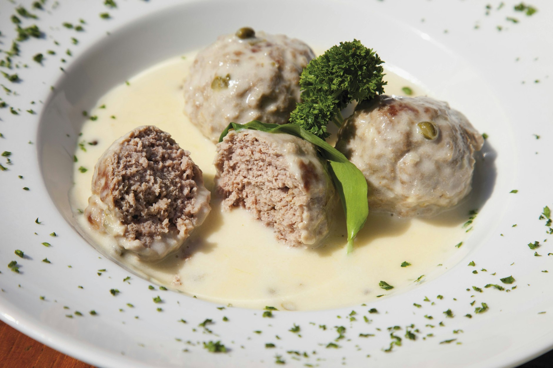 Kann es besser werden zu dieser Jahreszeit? Nicht, wenn es Königsberger Klops auf der Speisekarte des Schusterjungen stehen.