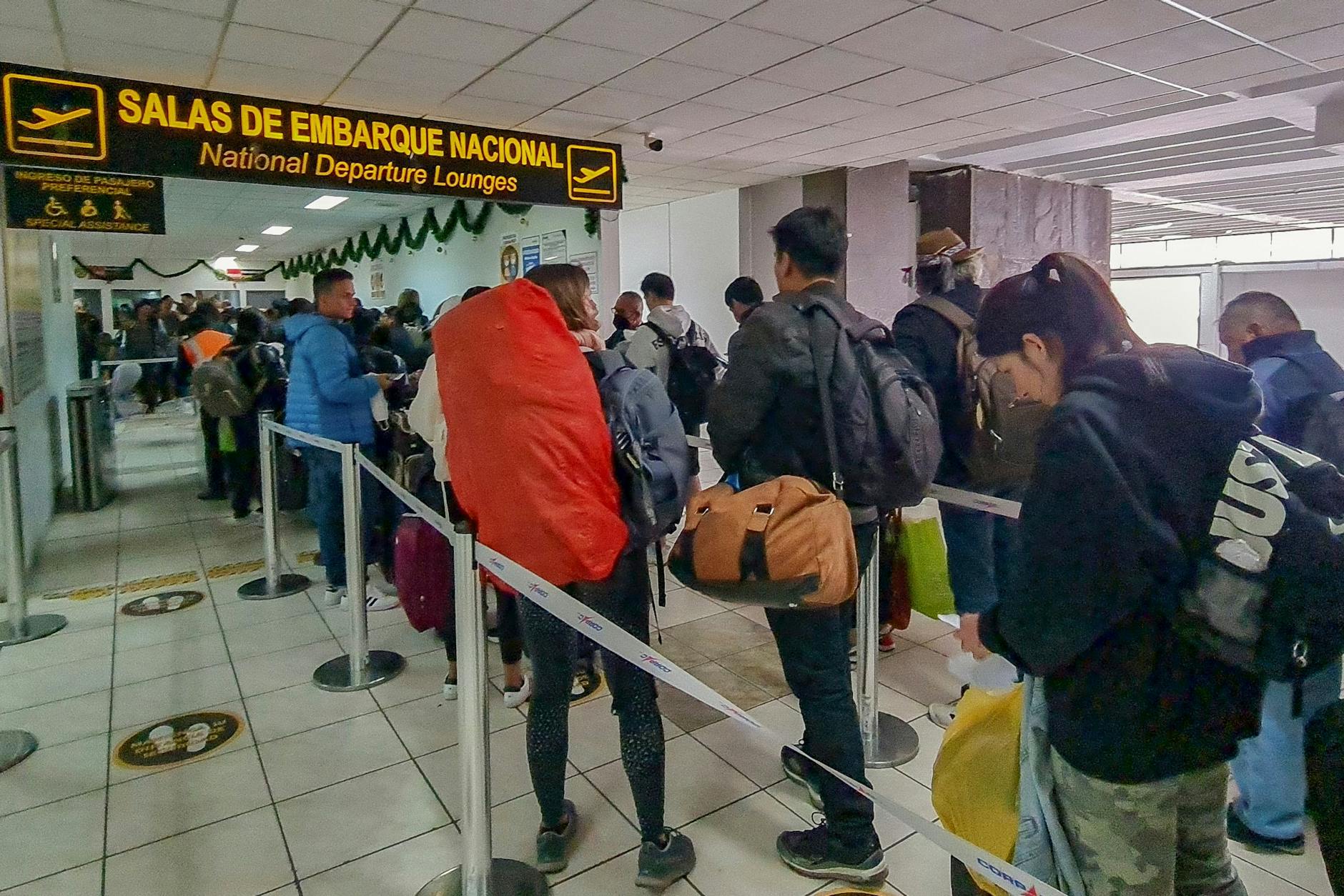 Touristen hoffen am Flughafen in Cusco darauf, dass der Flugverkehr wieder aufgenommen wird.