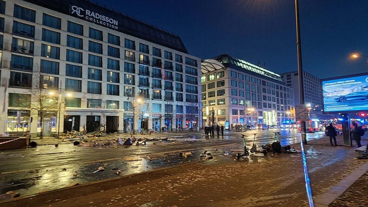 Hier donnerten am frühen Morgen 1000 Tonnen Wasser auf die Straße.