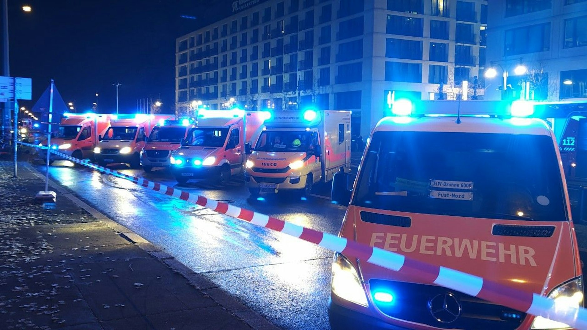 Dutzende Rettungswagen stehen nach der Explosion des Aquadom bereit, die Lage ist noch unübersichtlich.
