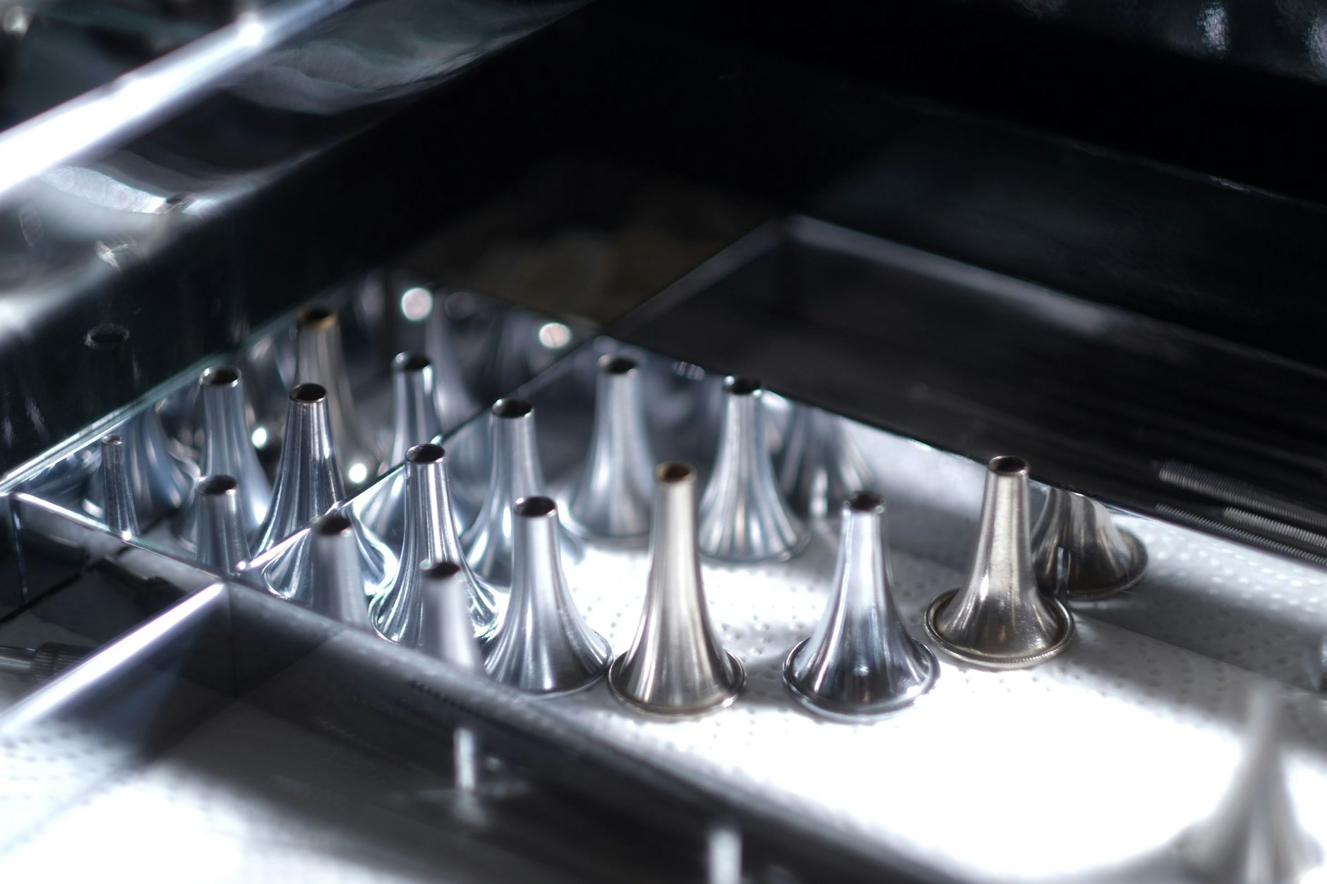 HNO-Ärzte nutzen eine Vielzahl an medizinischen Instrumenten, die man so vom Hausarzt nicht kennt.