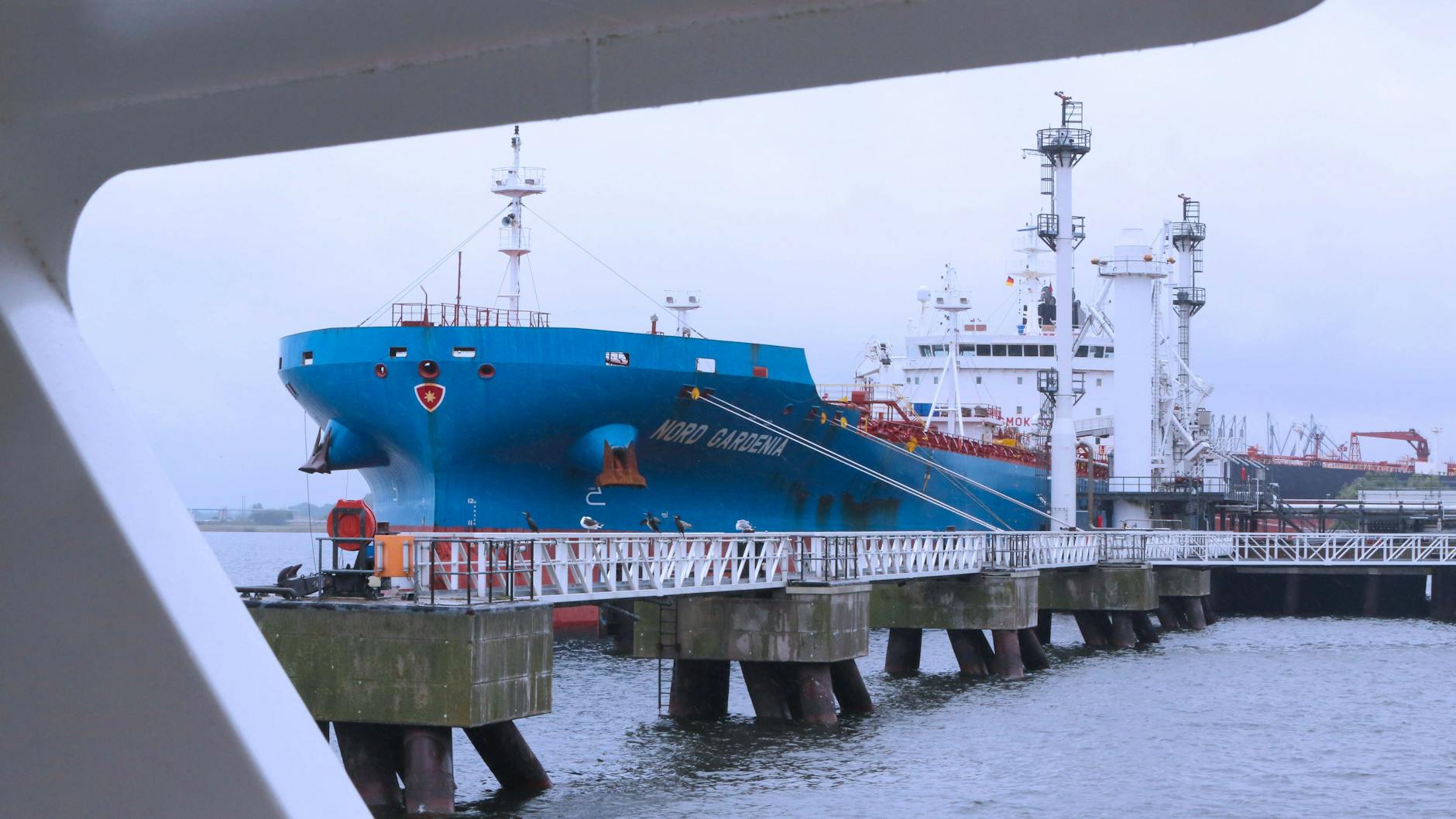 Ein Tankschiff im Überseehafen Rostock, von hier aus wird die Raffinerie Schwedt mitversorgt.