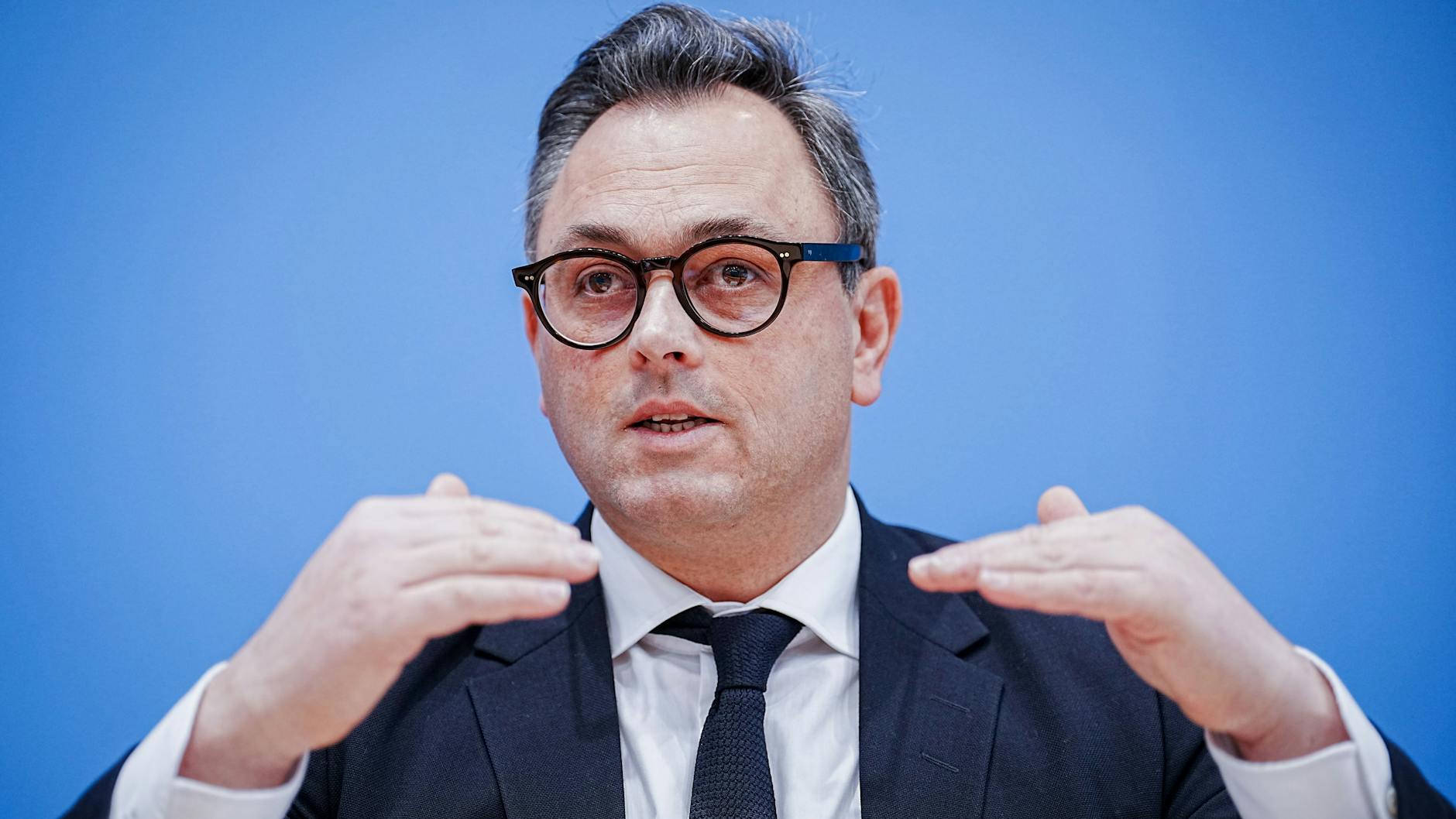 Christian Karagiannidis, Mitglied der Regierungskommission für Krankenhausversorgung, fordert lebenswichtige Arzneimittel in Deutschland herzustellen.