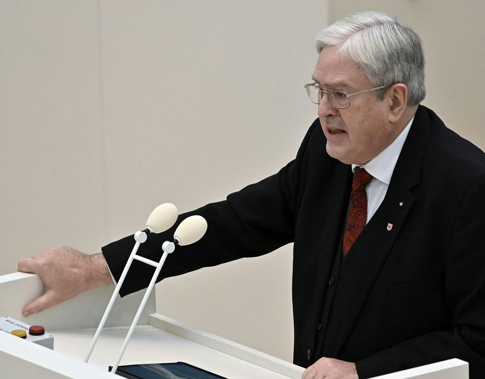 Jörg Steinbach, Wirtschaftsminister Brandenburgs, spricht in der Debatte des Landtages.