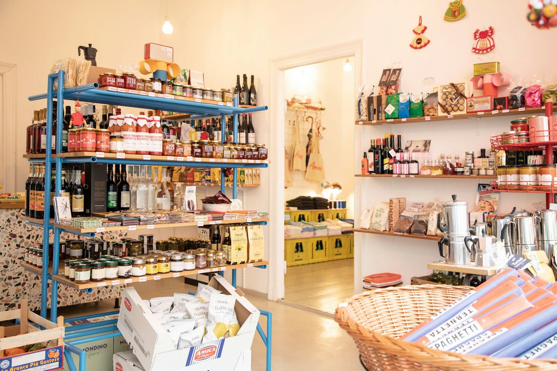 Bei Amore gibt es vor allem Lebens- und Genussmittel, aber auch Geschirr und Kleidung. Alle Produkte kommen aus Italien oder haben einen Italien-Bezug.