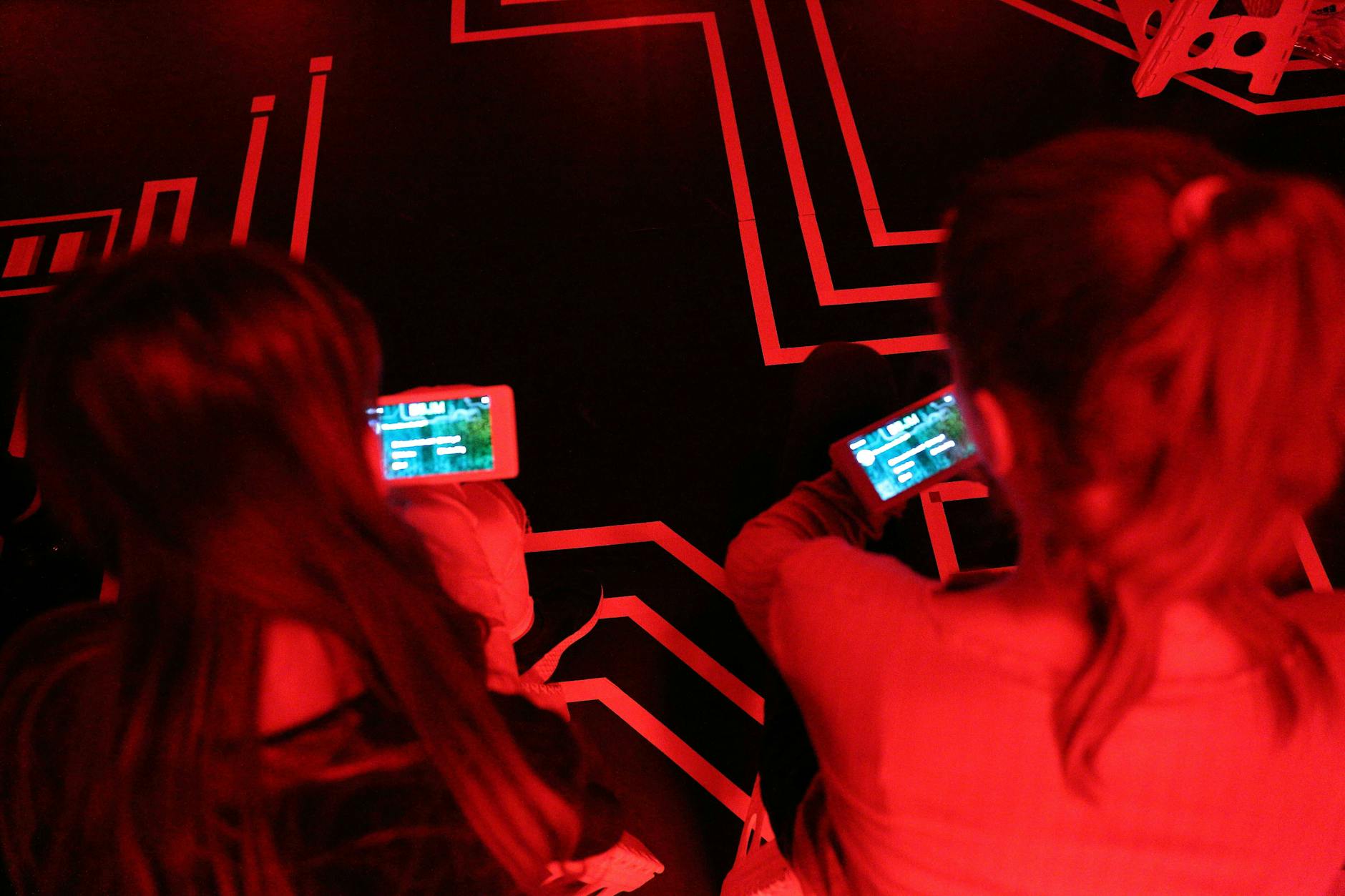 Das Smartphone wird zum besten Freund. Nur noch digitale Kommunikation mit anderen Kindern, wenn überhaupt. 