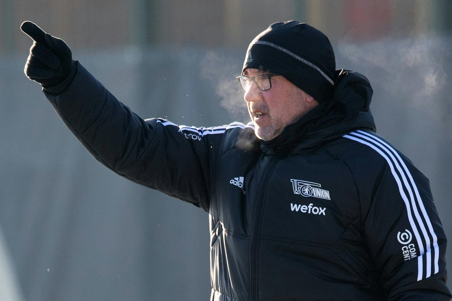 Klirrende Kälte ist für einen Schweizer kein Thema, da dampft Union-Trainer Urs Fischer erst so richtig los ... 