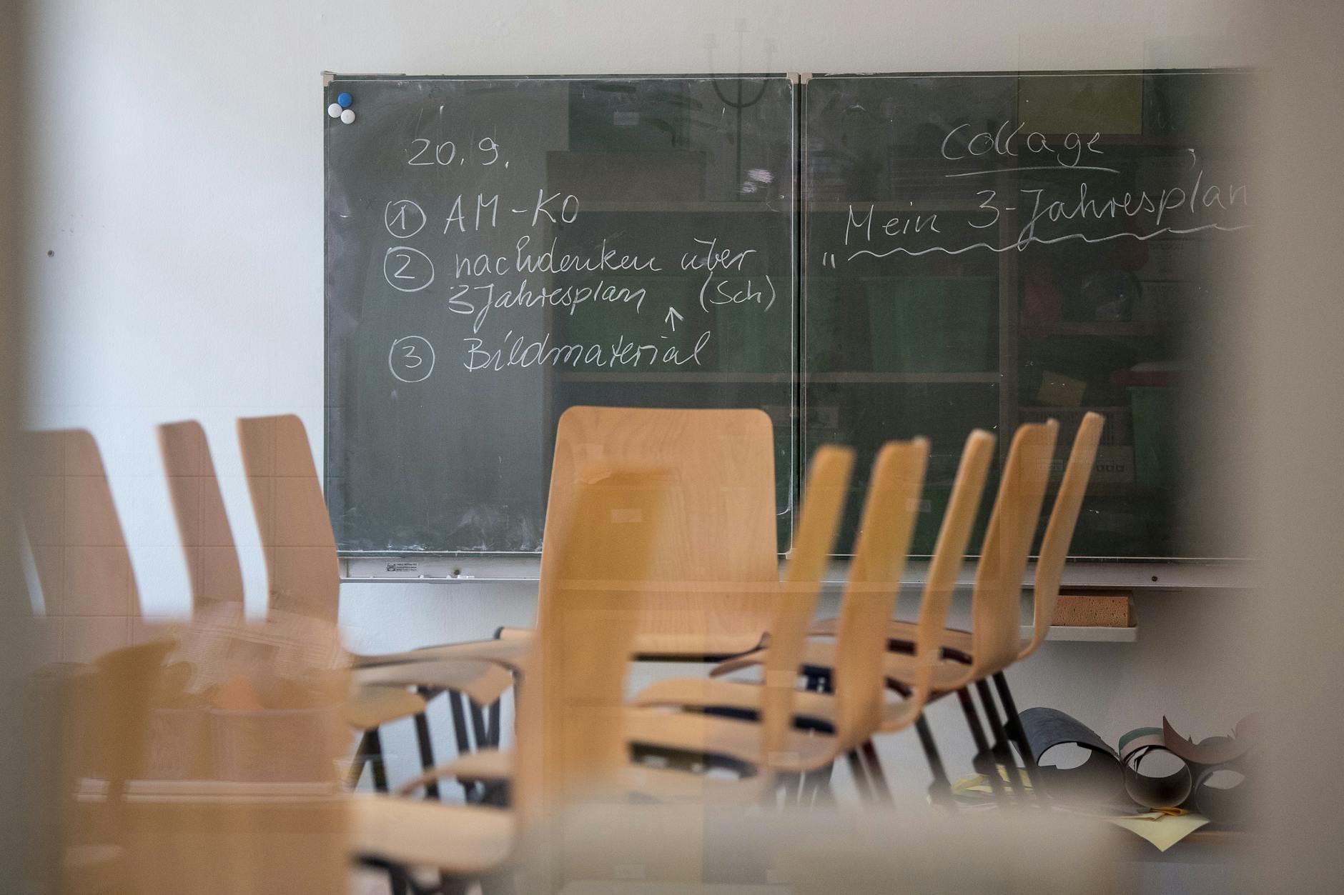 Ein leeres Klassenzimmer in einer Grundschule in Berlin. 