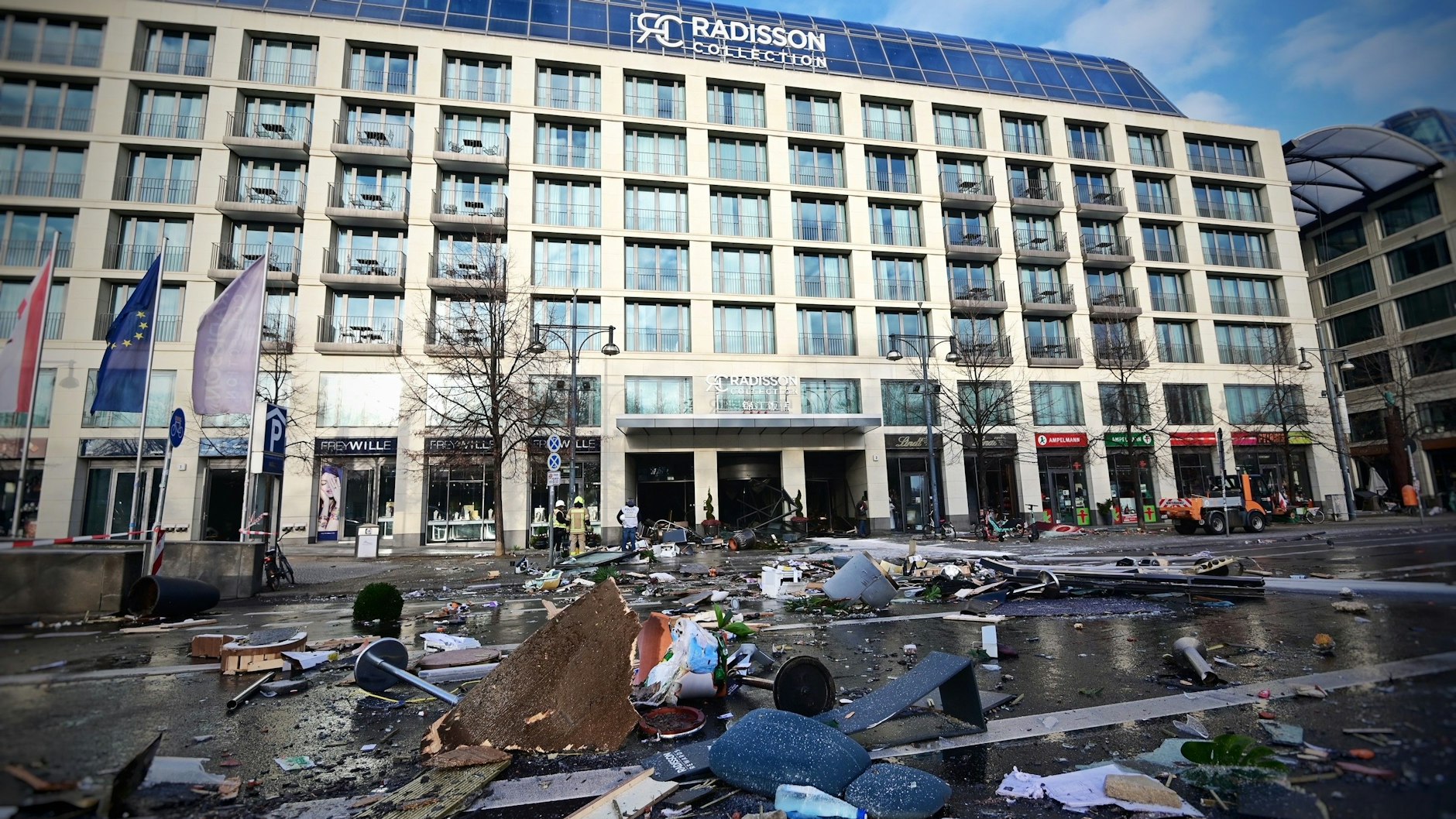 Trümmer liegen auf der Karl-Liebknecht-Straße vor einem Hotel. In dem Hotel Radisson Blue war das riesige Sea Life Aquarium geplatzt. Wasser strömte bis auf die Straße
Domaquarium