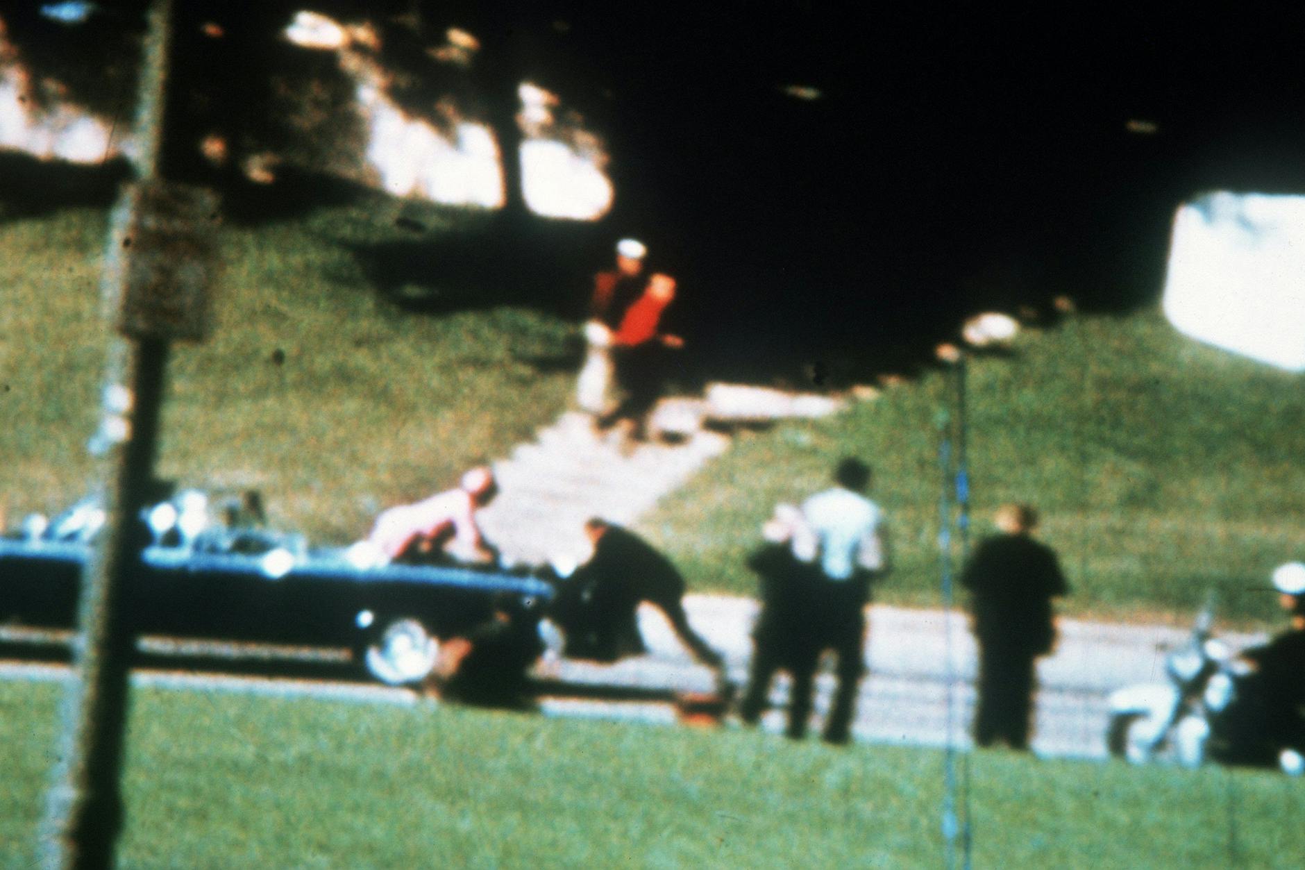 22.November 1963, Dallas: Nach den tödlichen Schüssen auf ihren Mann, den US-Präsidenten John Fitzgerald Kennedy, versucht Jacqueline Kennedy aus dem fahrenden offenen Wagen zu klettern. 