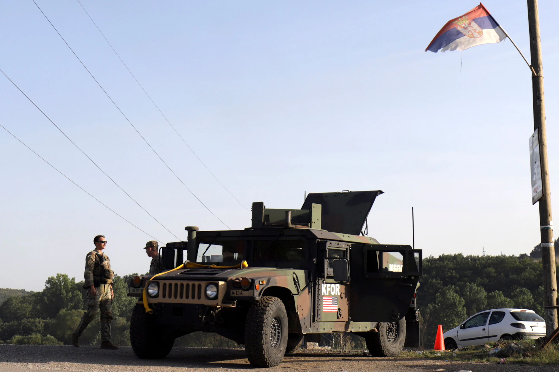 US-Soldaten der Friedenstruppe KFOR bewachen einen Kontrollpunkt an der Straße in der Nähe des Dorfes Leposavic im Kosovo.&nbsp;