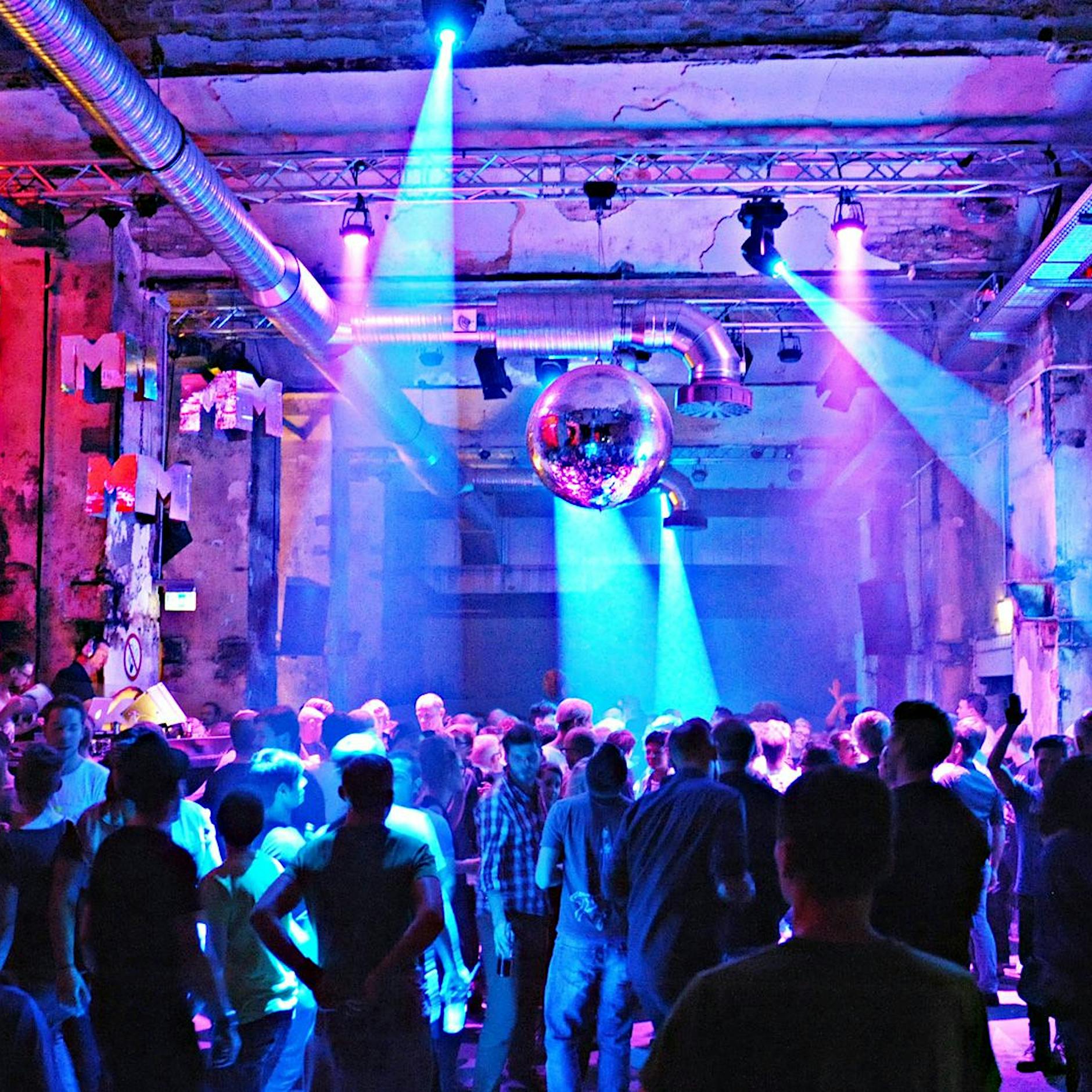 Madonna zum Mitkreischen im Discokugel-Glitzer: Das SchwuZ wird 45 Jahre jung