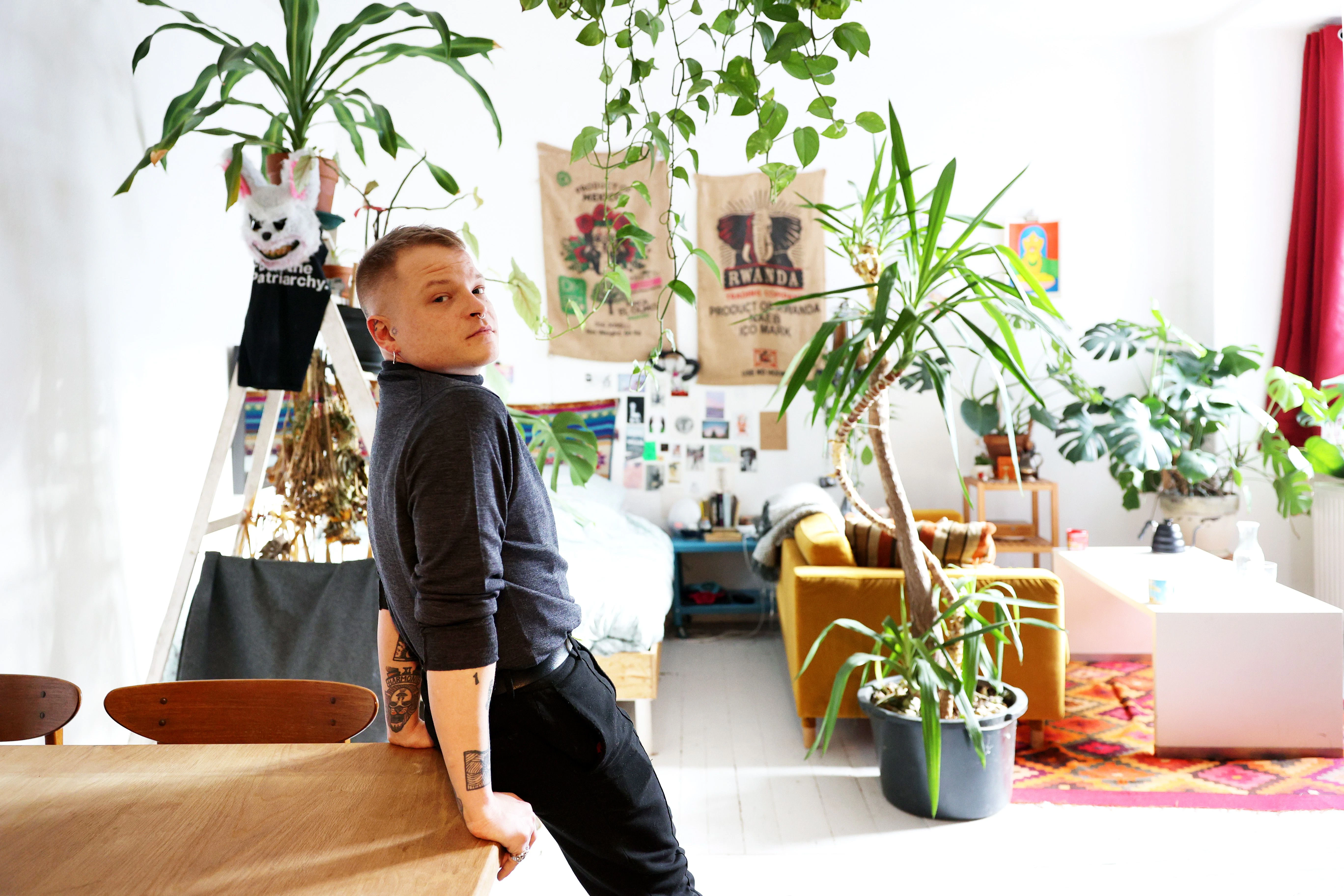 Axel Göransson fühlt sich in seiner Einzimmerwohnung wohl.