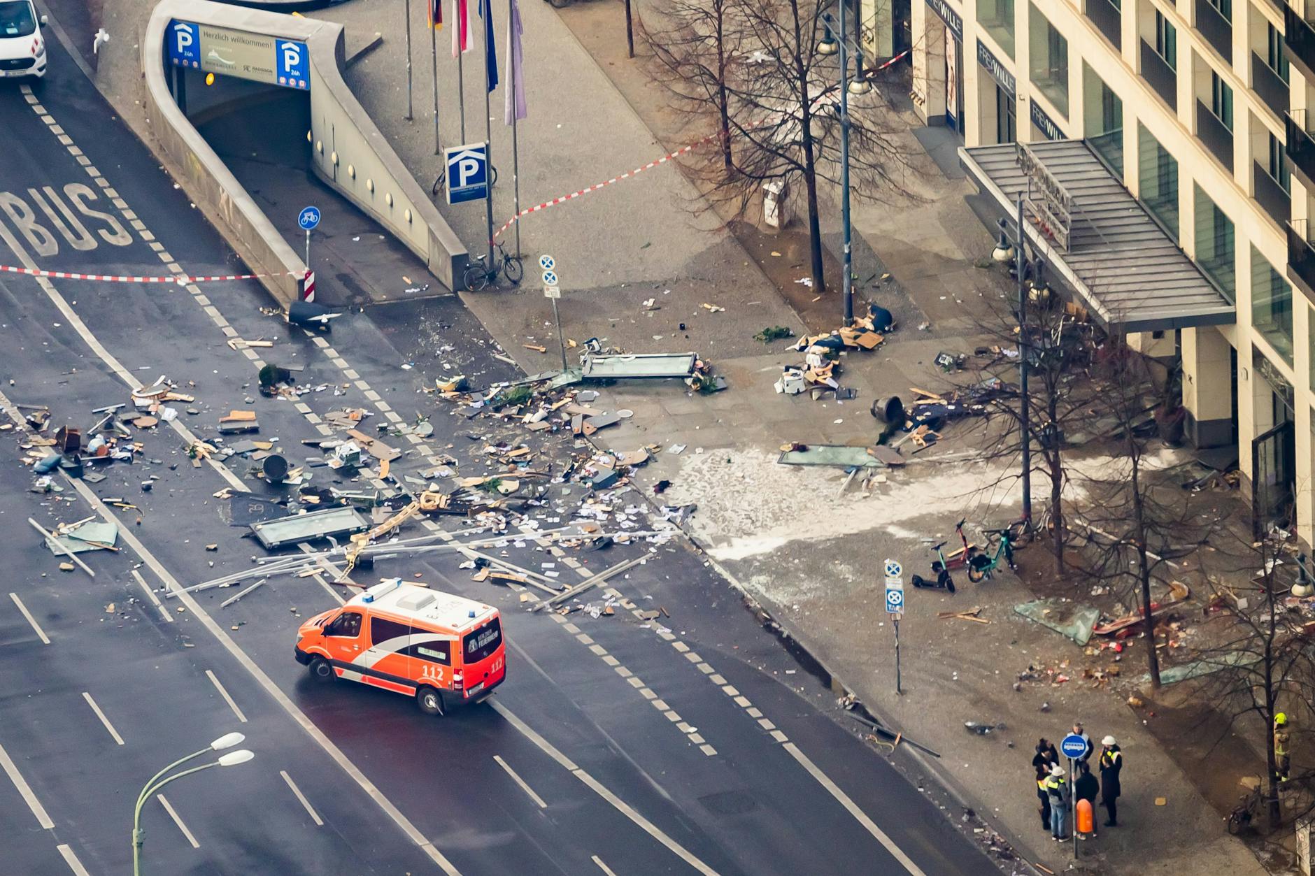 Trümmer liegen auf der Karl-Liebknecht-Straße vor einem Hotel. Im Radisson Blue stand der riesige Aquadom. 