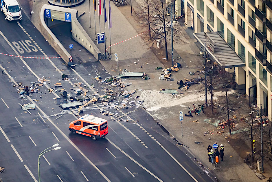Trümmer liegen auf der Karl-Liebknecht-Straße vor einem Hotel. Im Radisson Blue stand der riesige Aquadom.&nbsp;