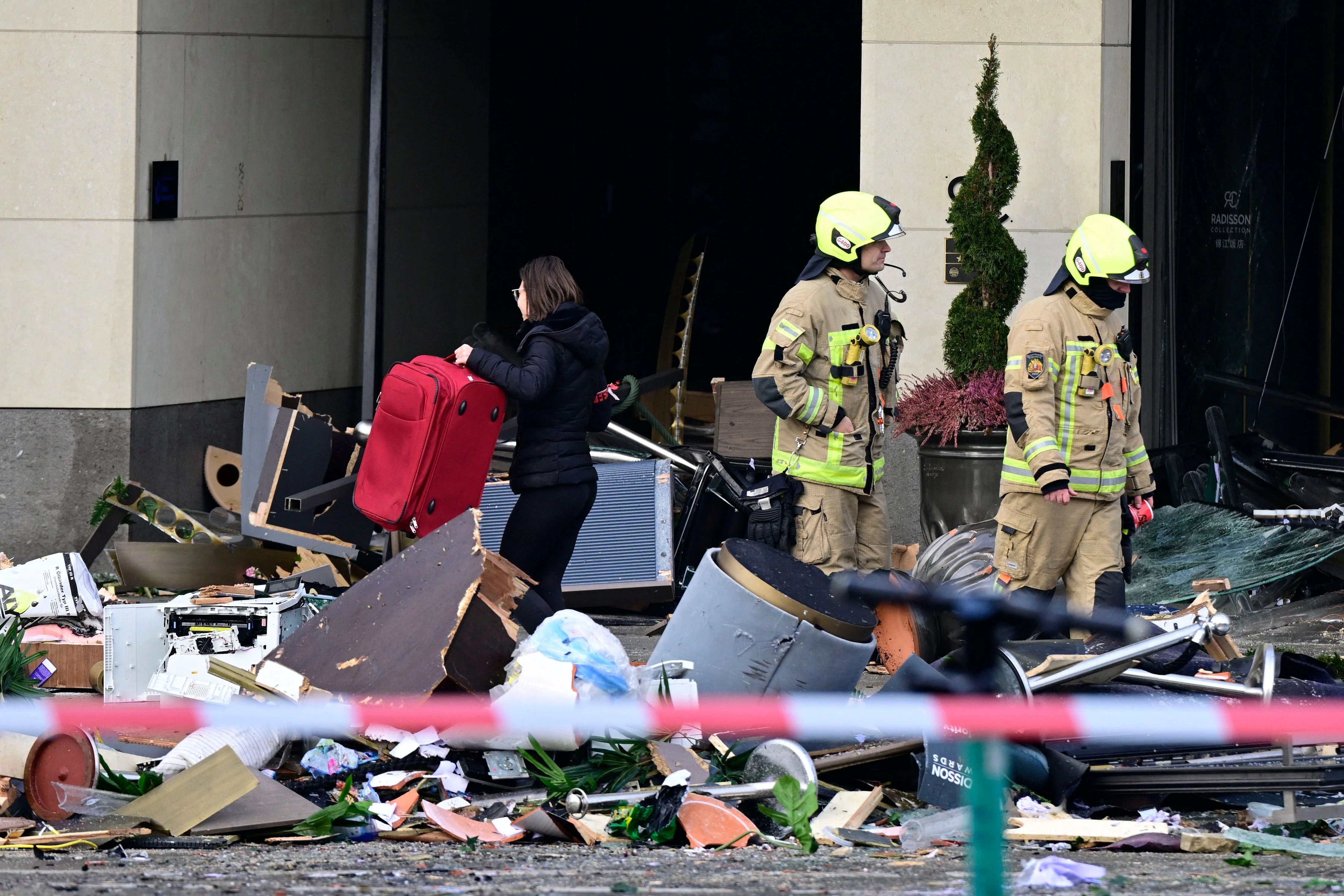 Die Berliner Feuerwehr sichert die Unfallstelle am Aquadom.