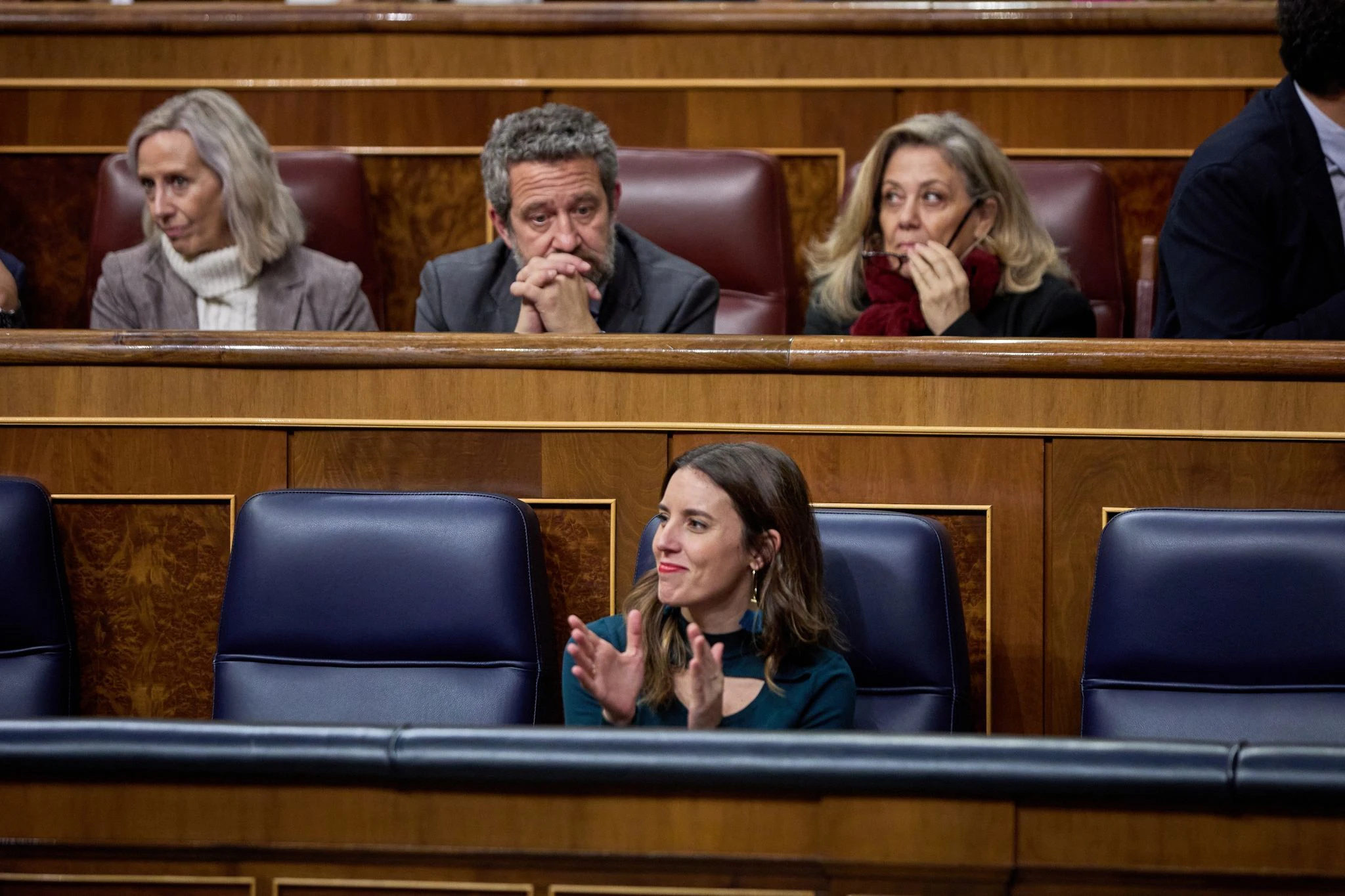 Irene Montero (vorne M), Ministerin für Gleichstellung,  sitzt in einer Plenarsitzung des Abgeordnetenhauses. Das spanische Unterhaus hat in erster Lesung einen Gesetzentwurf gebilligt, der freie Tage mit Lohnfortzahlung bei starken Regelschmerzen vorsieht.&nbsp;