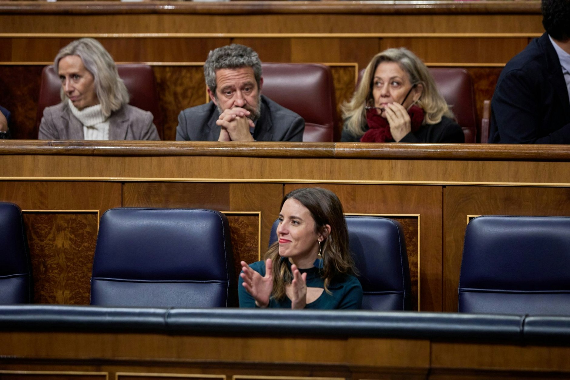 Irene Montero (frente M), ministra de Igualdad, sentada en un pleno de la Cámara de Diputados.  La Cámara Baja española ha aprobado en primera lectura un proyecto de ley que prevé días de descanso con mantenimiento del salario en caso de fuertes dolores menstruales.