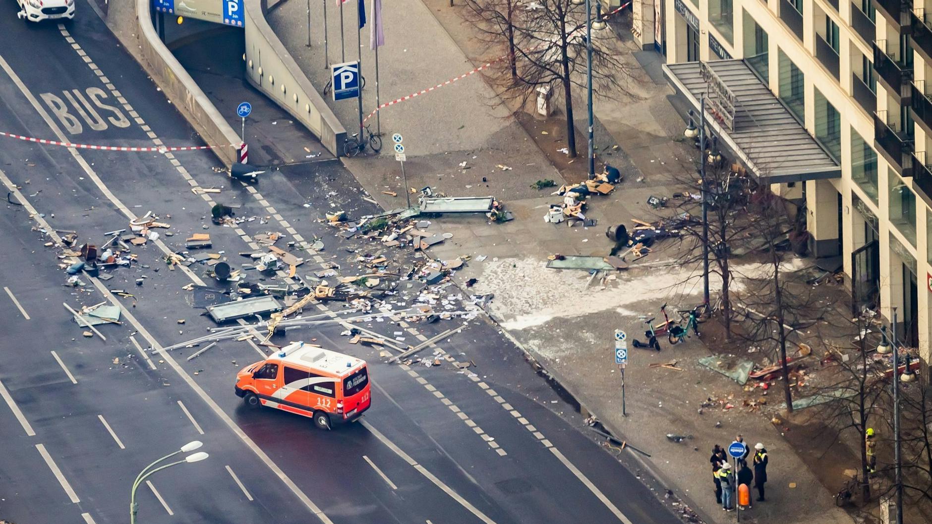 Trümmer liegen auf der Karl-Liebknecht-Straße vor einem Hotel. 