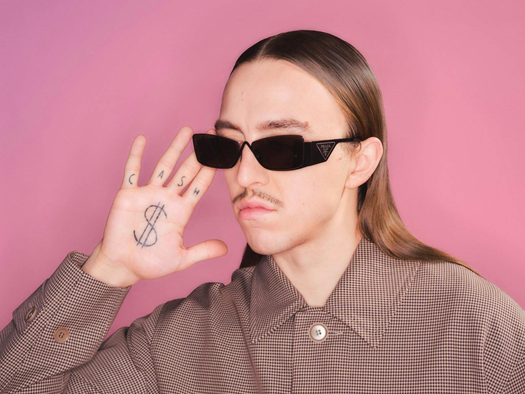 Cash Only: Multi-artist Tommy Cash embodies the zeitgeist, his art works across genres. In the photo he is wearing a coat by Samsøe & Samsøe and sunglasses by Prada.