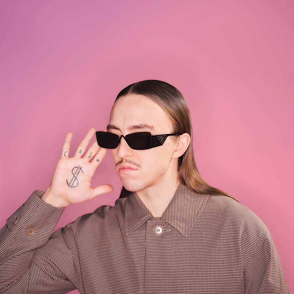 Cash Only: Multi-artist Tommy Cash embodies the zeitgeist, his art works across genres. In the photo he is wearing a coat by Samsøe & Samsøe and sunglasses by Prada.