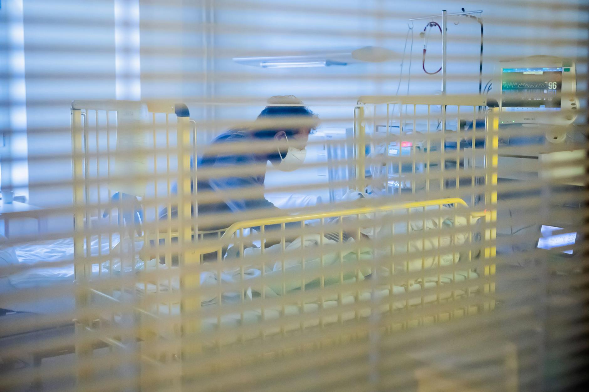 Ziyad Salem betreut seinen achteinhalb Monate alten Sohn Omran Salem, der mit einem Atemwegsinfekt auf der Intensivstation der Kinderklinik des St.-Joseph-Krankenhauses liegt.