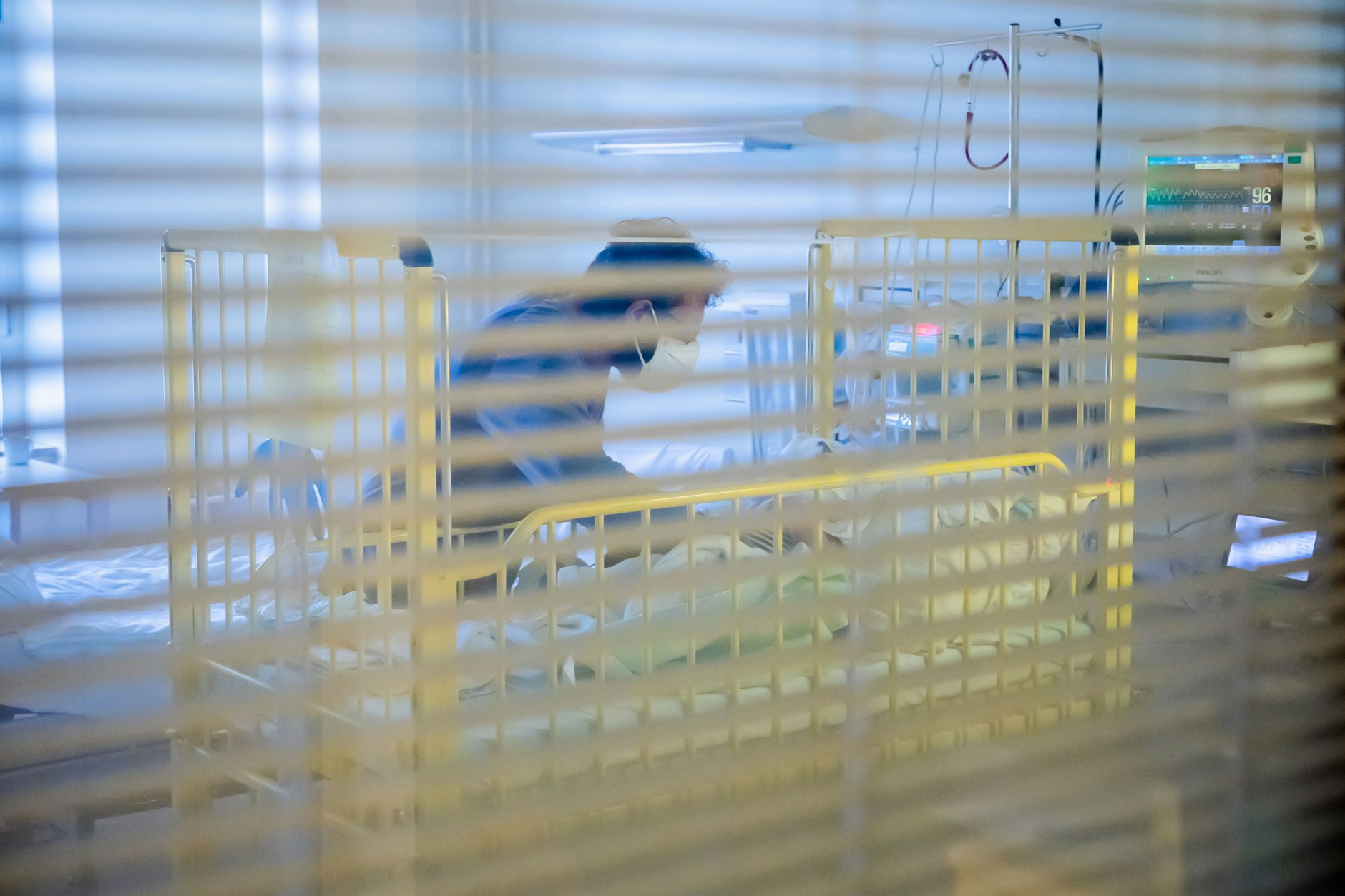 Ziyad Salem betreut seinen achteinhalb Monate alten Sohn Omran Salem, der mit einem Atemwegsinfekt auf der Intensivstation der Kinderklinik des St.-Joseph-Krankenhauses liegt.