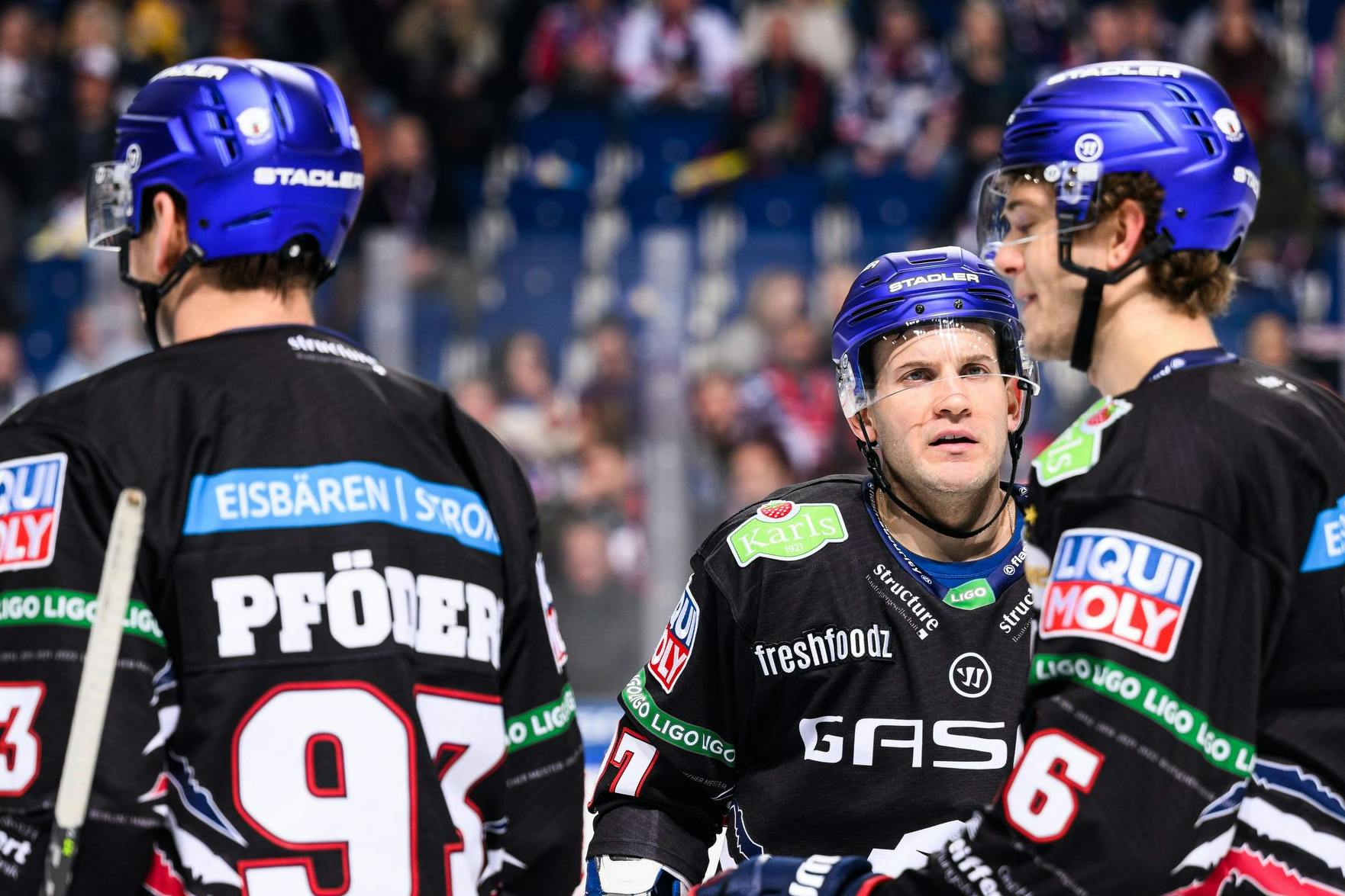 Müsste man Ratlosigkeit bebildern, träfe es diese Szene der Eisbären Berlin schon recht gut: (v.l.) Leo Pföderl, Matt White und Brendan Guhle.