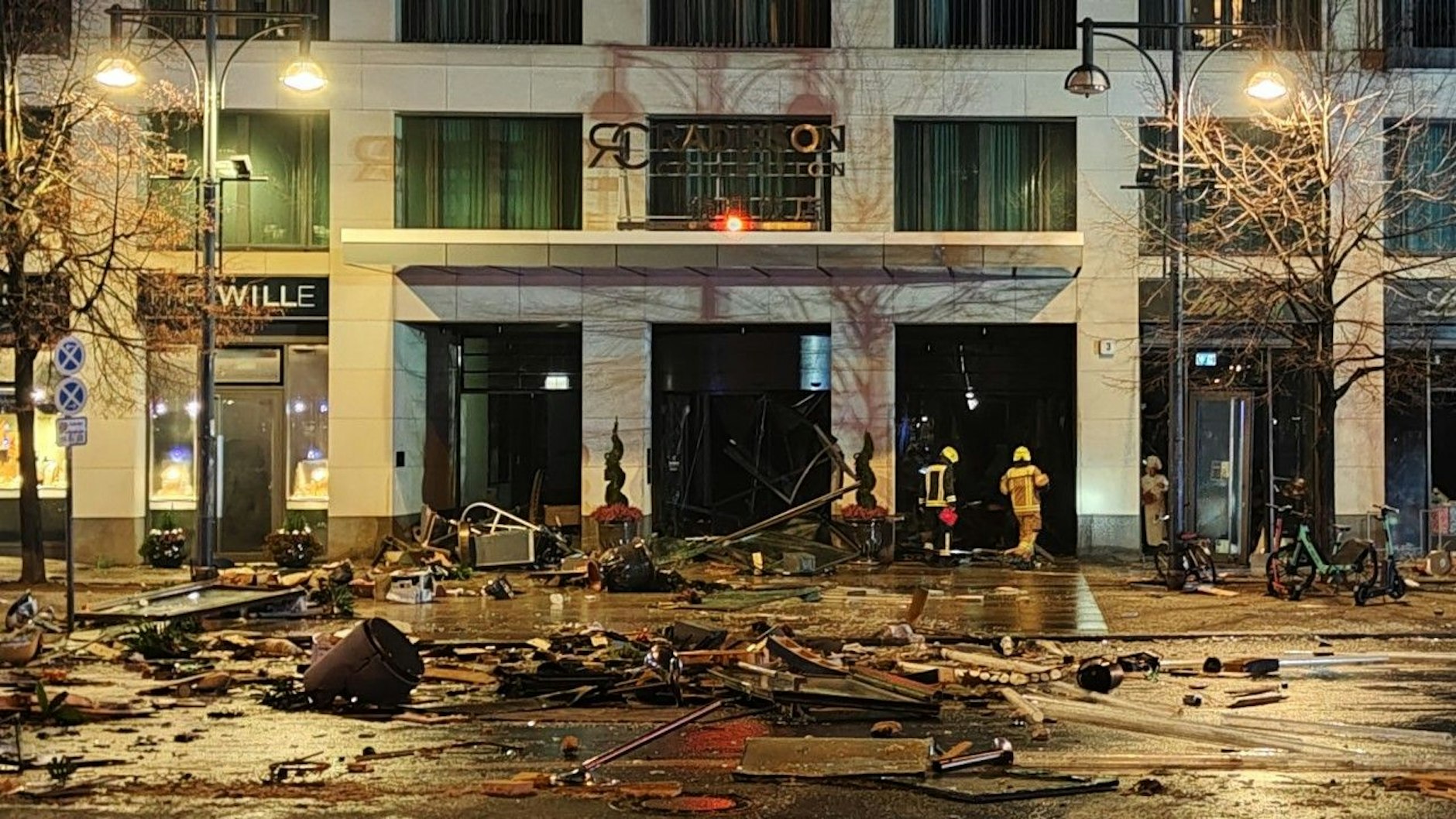 Trümmer verteilen sich bis auf die Straße nach der Explosion des riesigen Aquadom-Aquariums.