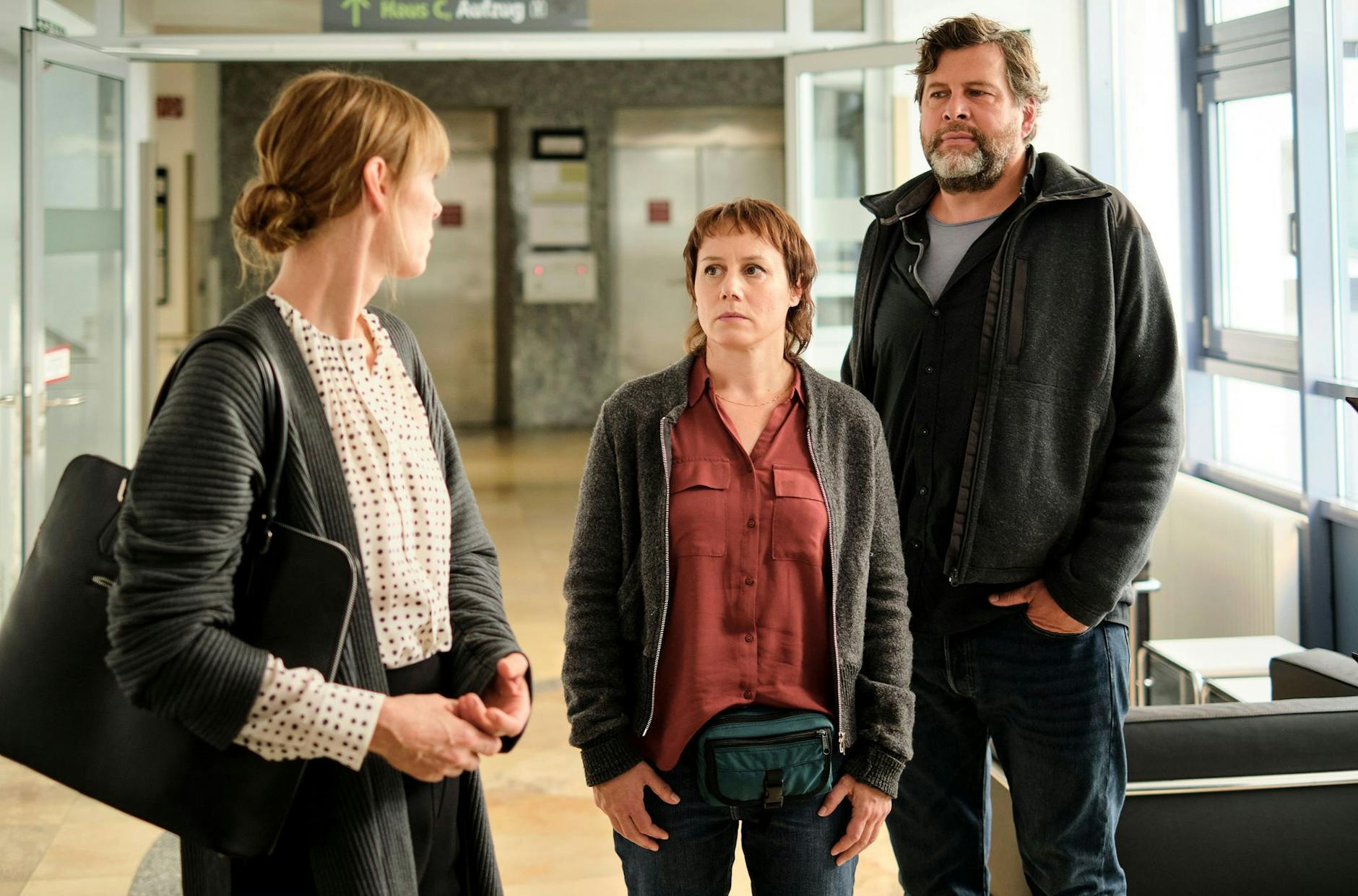 HANDOUT - Die Mutter von Gesina Rathmann (Jenny Schily) ist gestürzt - Franziska Tobler (Eva Löbau, M) und Friedemann Berg (Hans-Jochen Wagner) ermitteln.