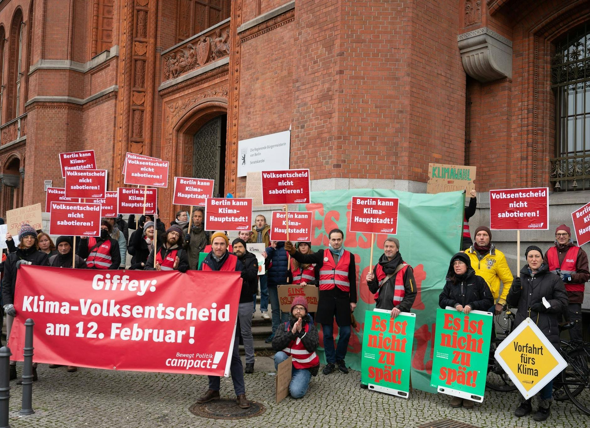Demo mit einem Banner mit der Aufschrift "Giffey: Klima-Volksentscheid am 12. Februar!".