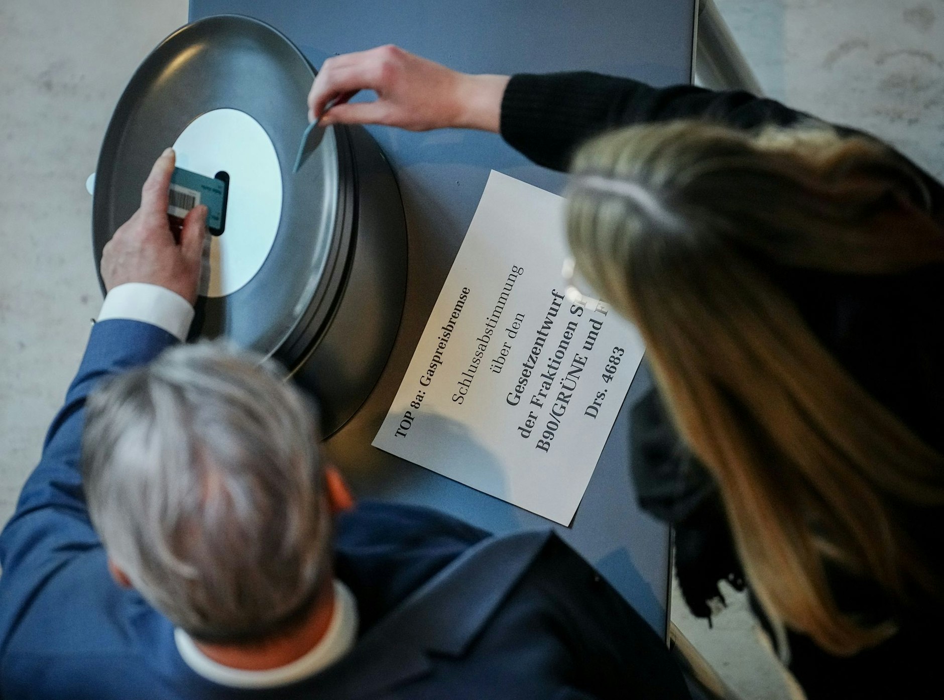 Bundestagsabgeordnete stimmen über die Energiepreisbremse ab: Die Preisbremsen sollen vorerst für 2023 wirken und ab März greifen.  