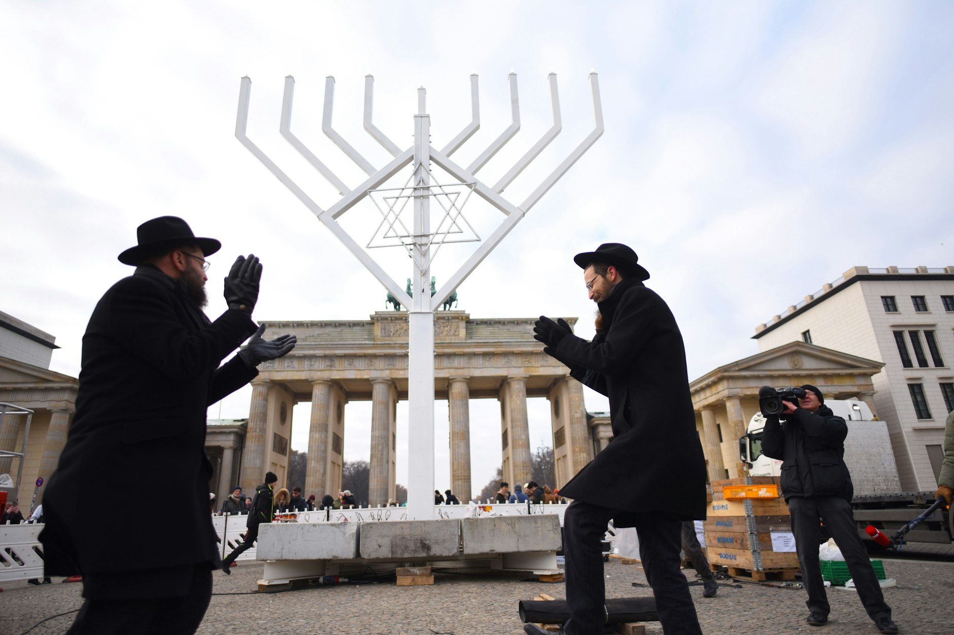 Chanukka Europas größte Chanukkia steht jetzt am Pariser Platz