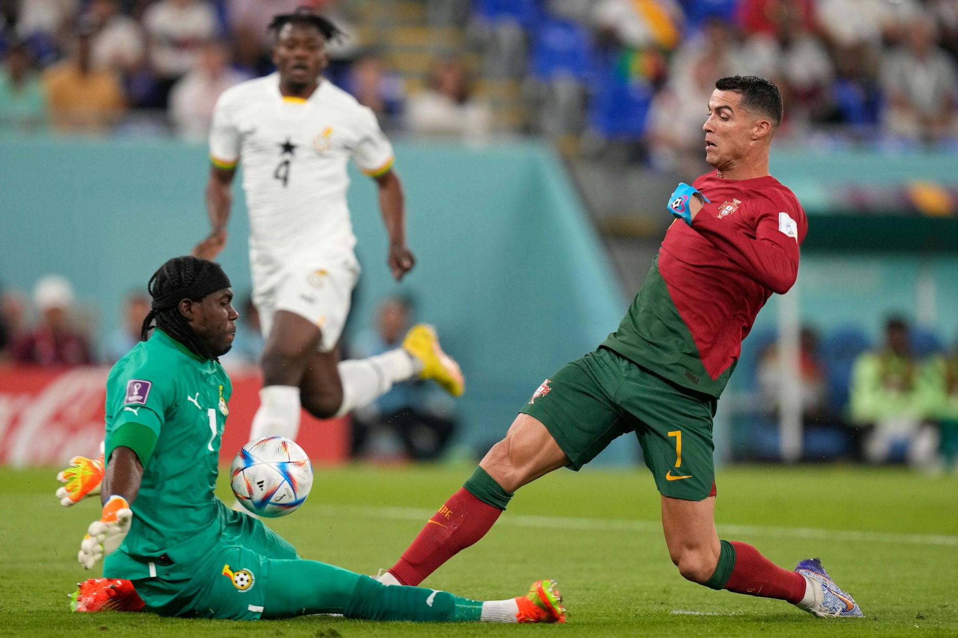 Ghanas Keeper Lawrence Ati Zigi (l.) greift hier im WM-Gruppenspiel gegen Portugal rettend gegen Cristiano Ronaldo (r.) ein.