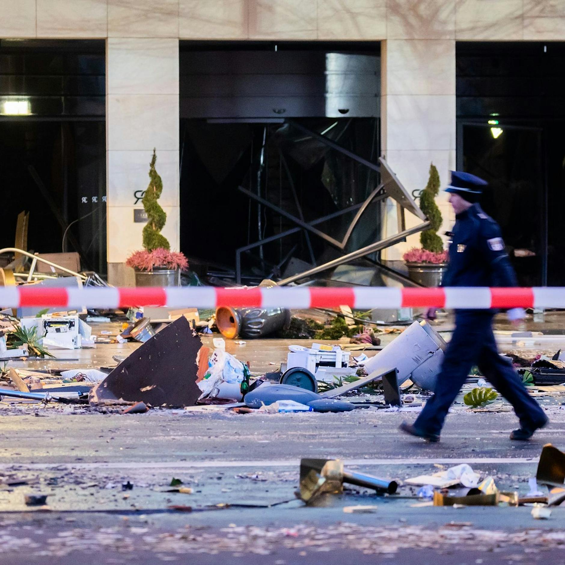 „Es gab ein lautes Knacken“: So erlebten Augenzeugen und Hotelgäste des Radisson das Drama am AquaDom in Berlin