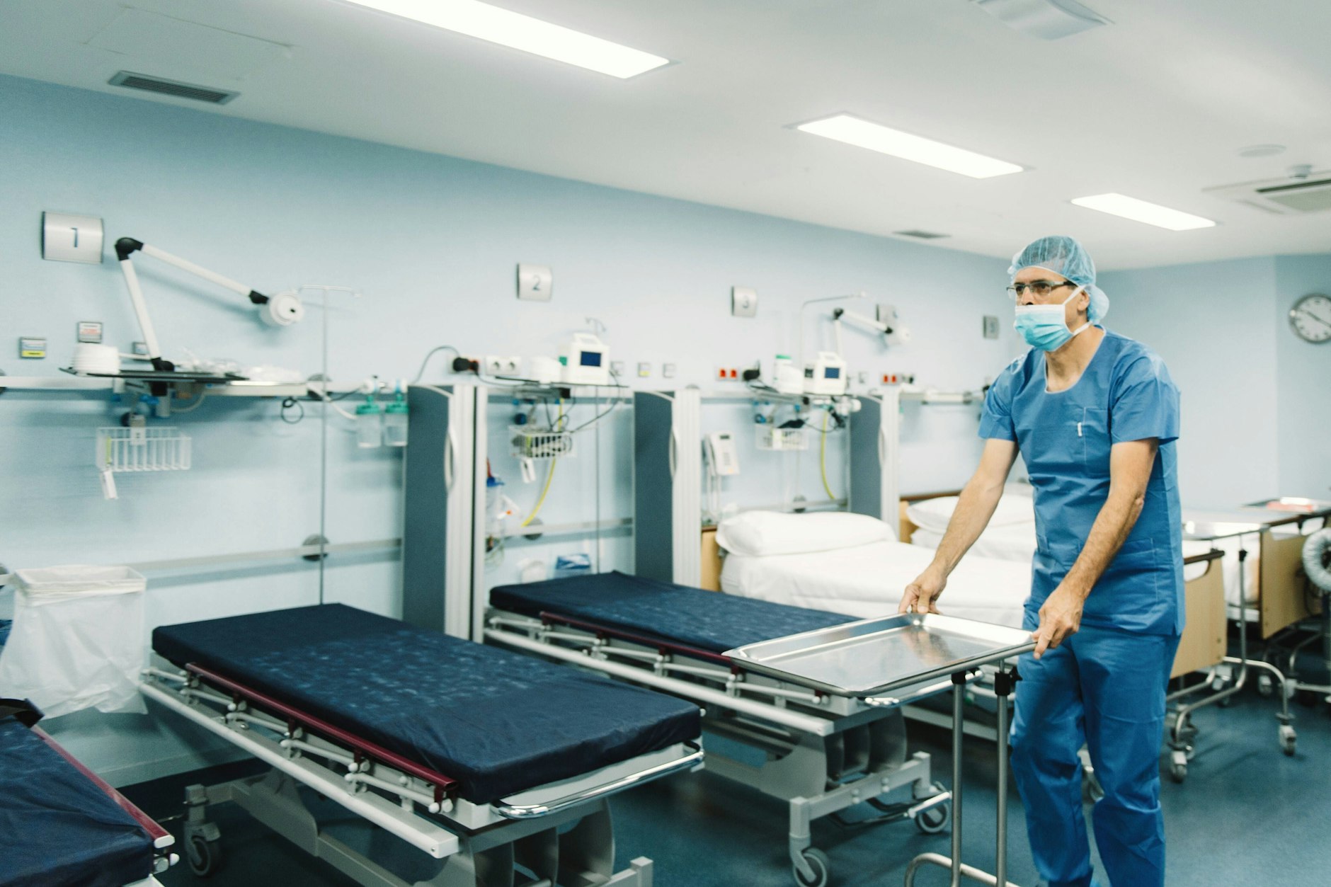 Sinnbild für Personalmangel: Ein einzelner Pfleger auf einer Station.