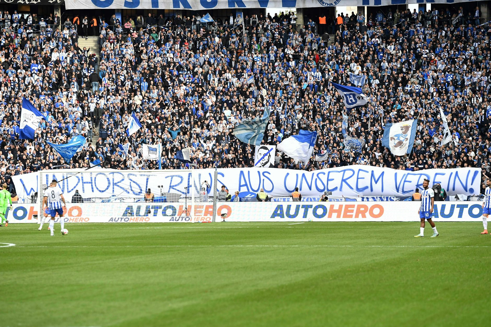 Herthas Ostkurve macht nach dem Bekanntwerden des Spionage-Skandals von Lars Windhorst deutlich, was die Fans fordern.&nbsp;