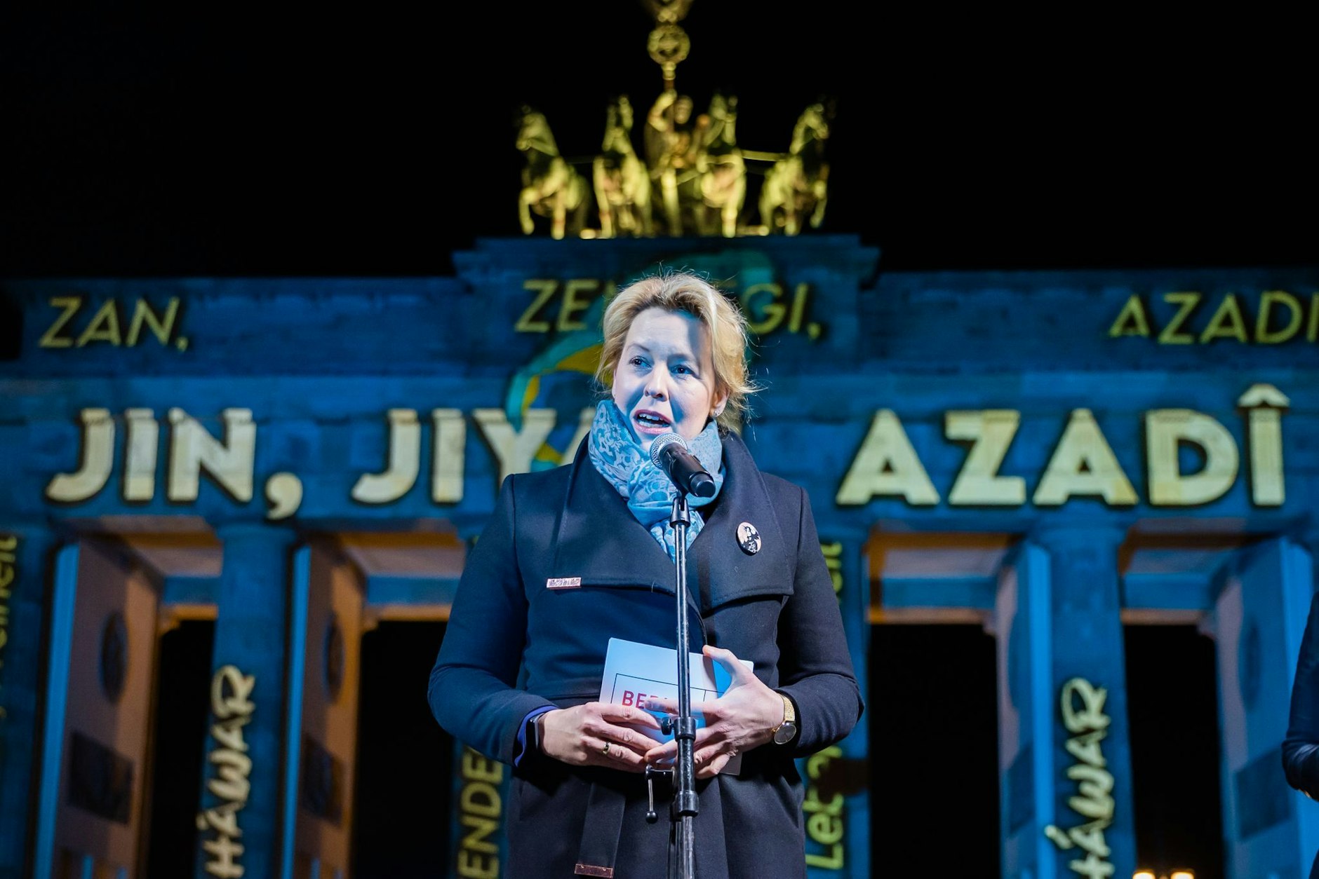 Regierende Bürgermeisterin Franziska Giffey bei einer Solidaritätsaktion für Proteste im Iran.  